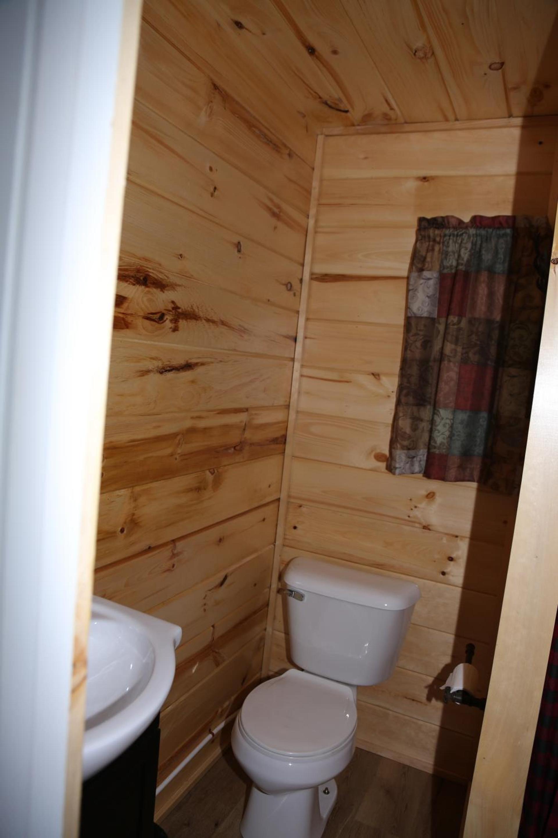 Rowe's Adirondack Cabins of Schroon Lake photo 5