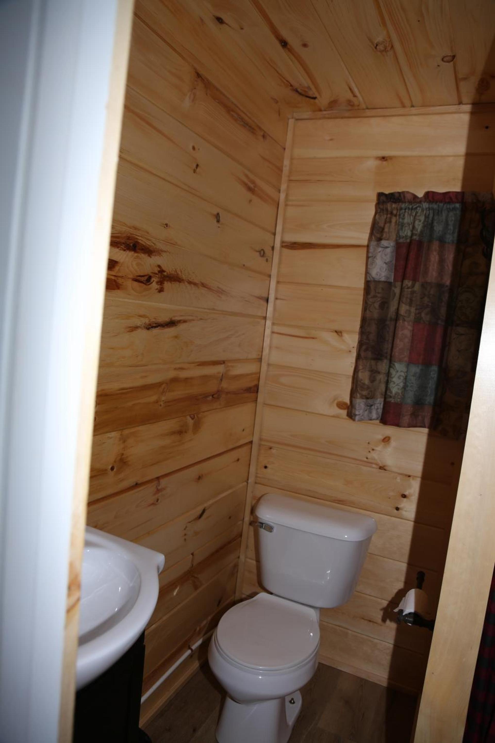 Rowe's Adirondack Cabins of Schroon Lake photo 31