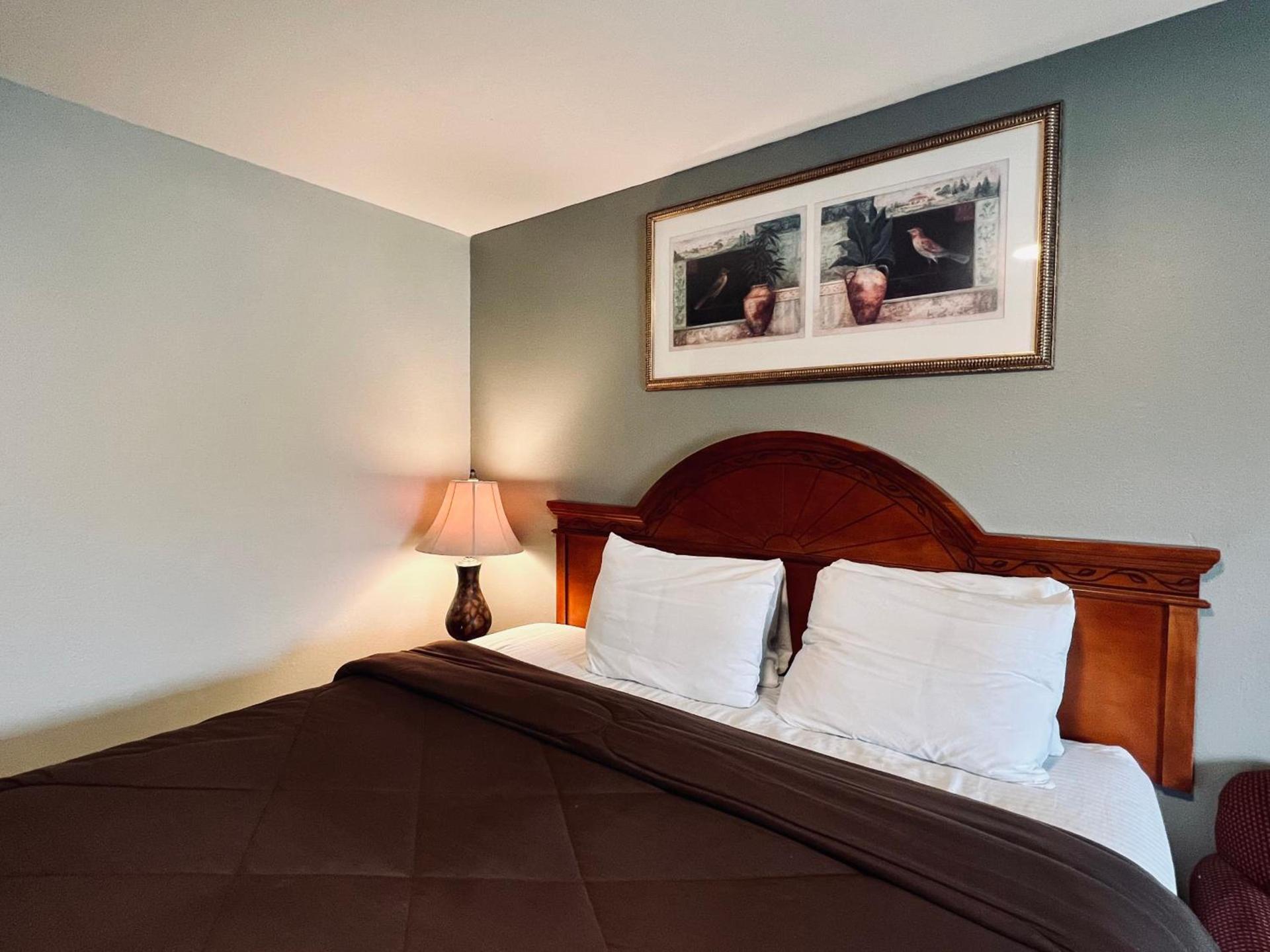 Ozark Inn & Suites photo 41