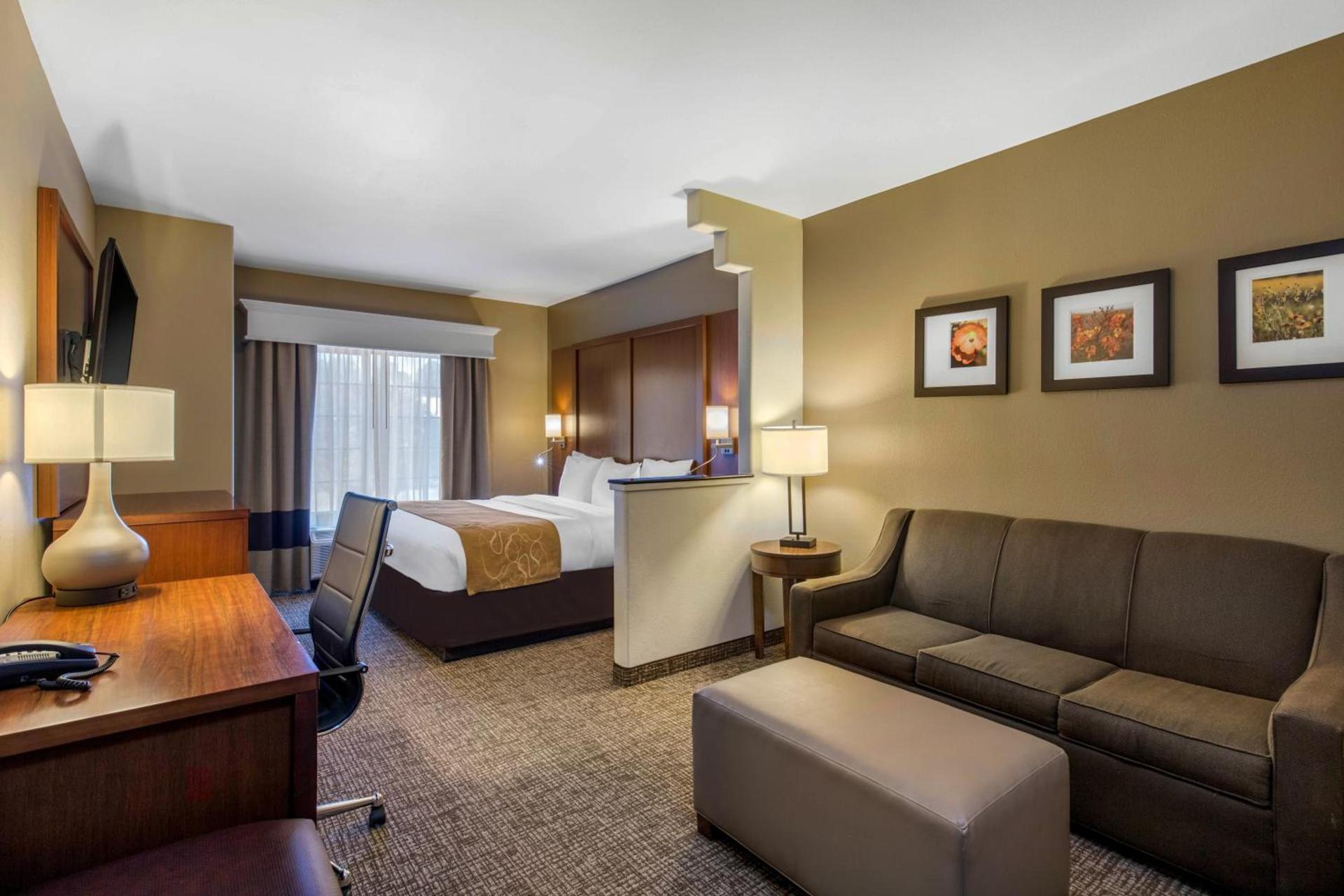 Comfort Suites Marshall photo 28