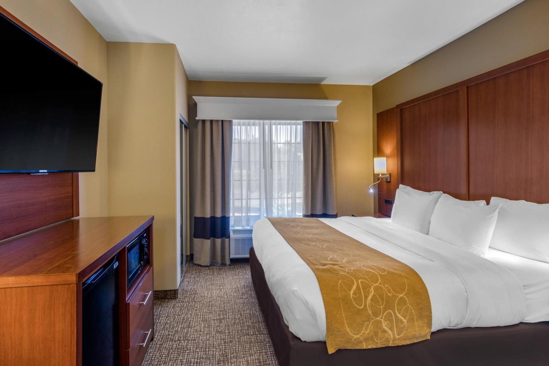 Comfort Suites Marshall photo 27