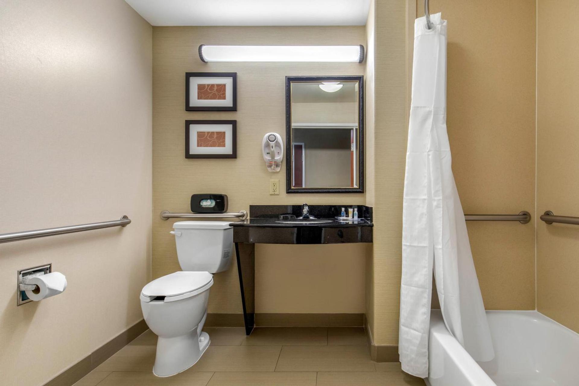 Comfort Suites Marshall photo 26
