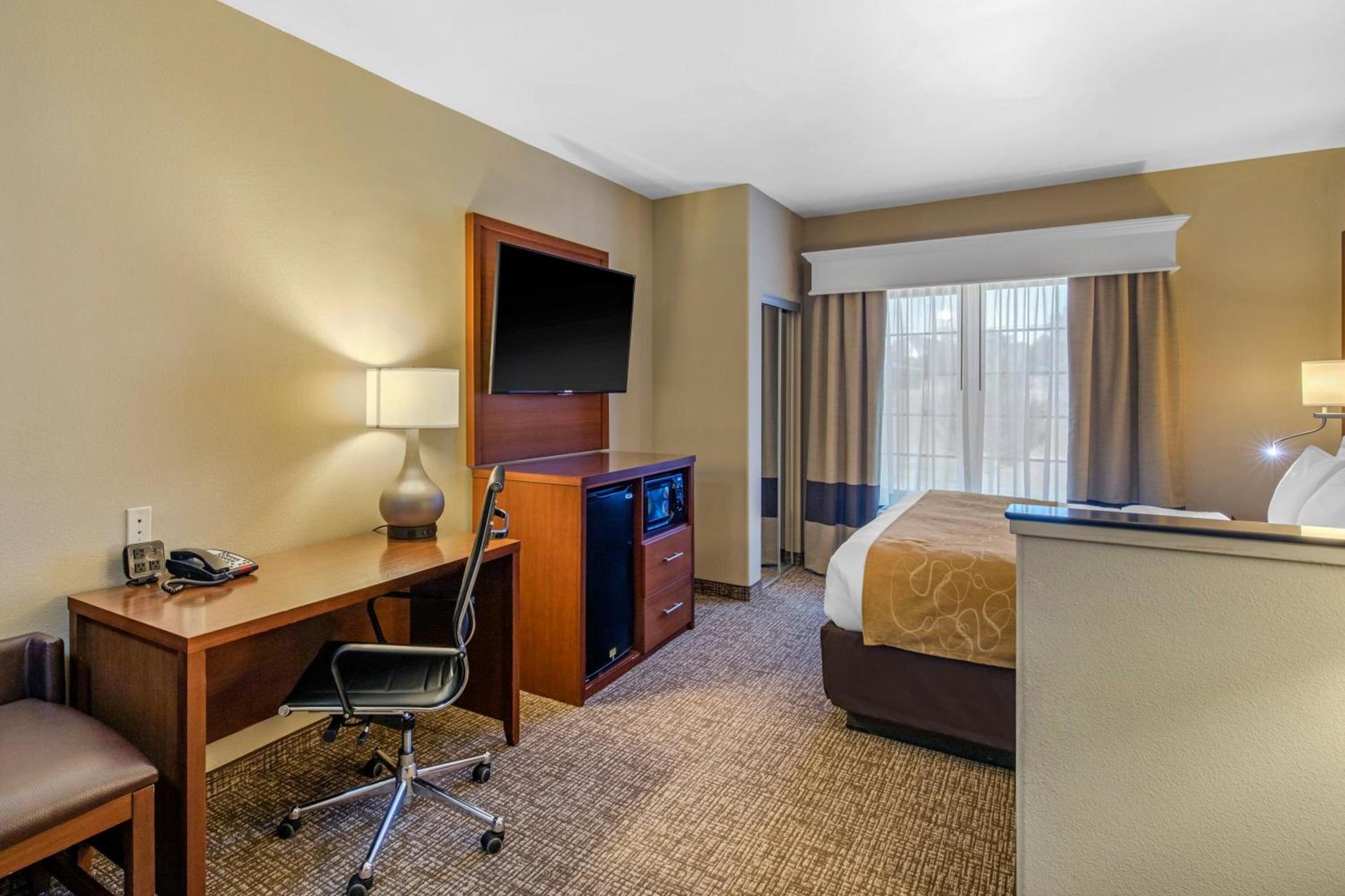 Comfort Suites Marshall photo 25