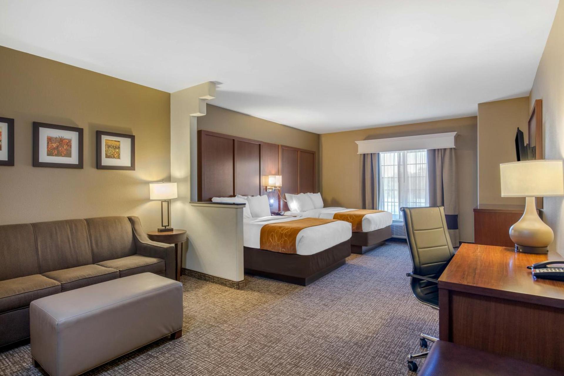 Comfort Suites Marshall photo 29
