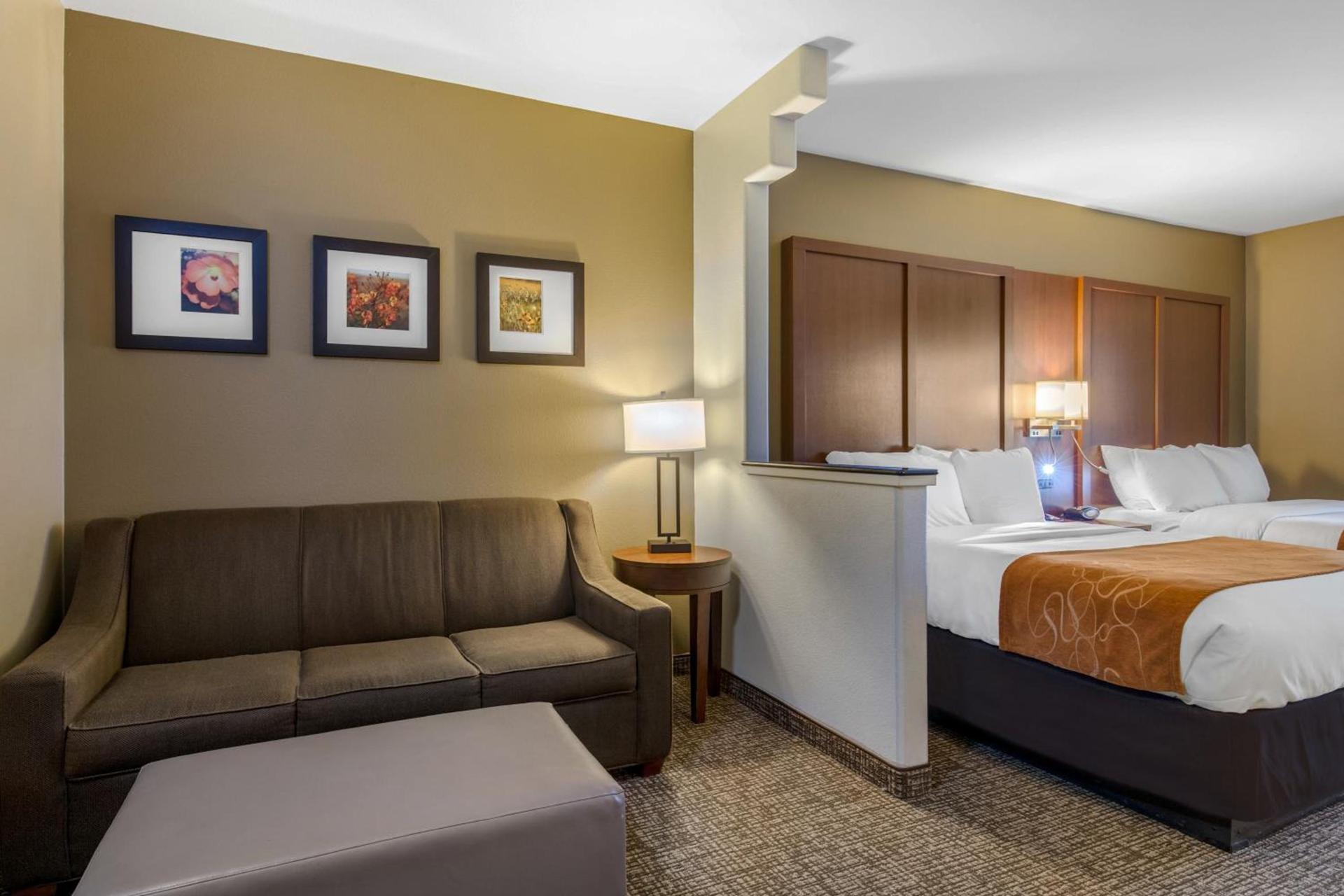 Comfort Suites Marshall photo 31