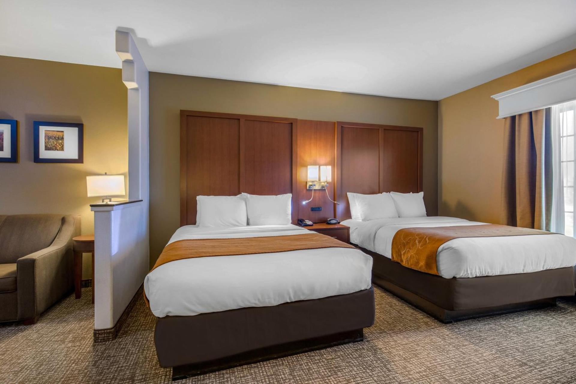 Comfort Suites Marshall photo 30