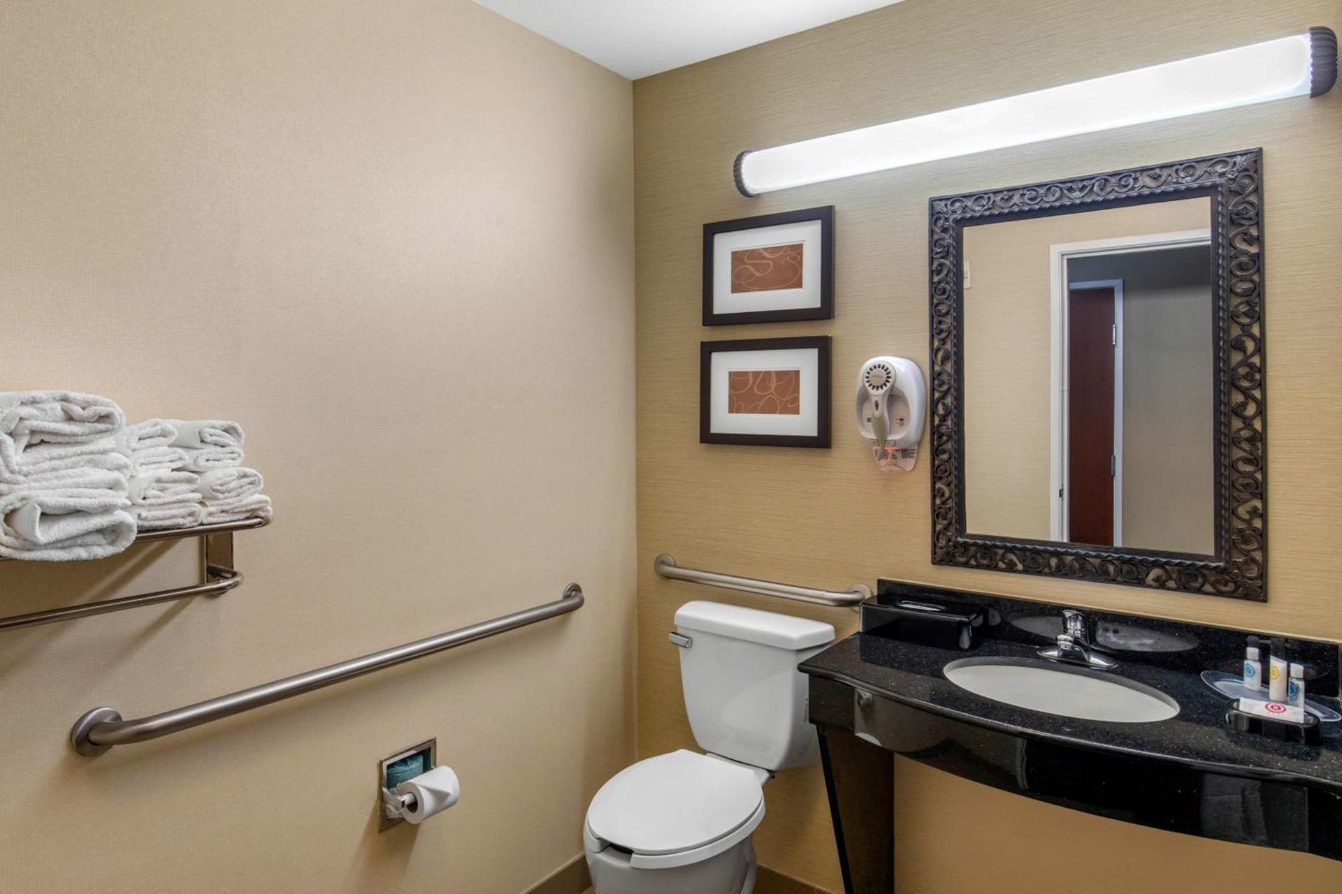 Comfort Suites Marshall photo 32