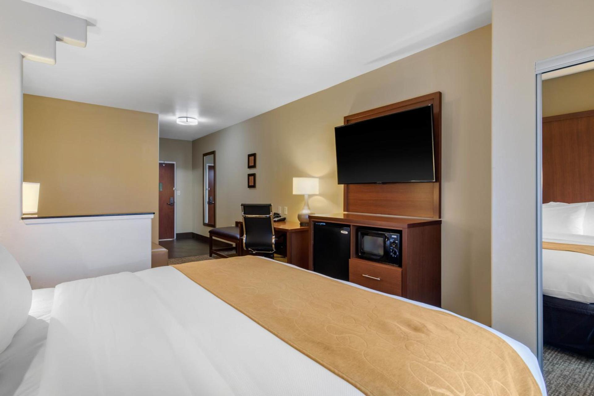 Comfort Suites Marshall photo 33