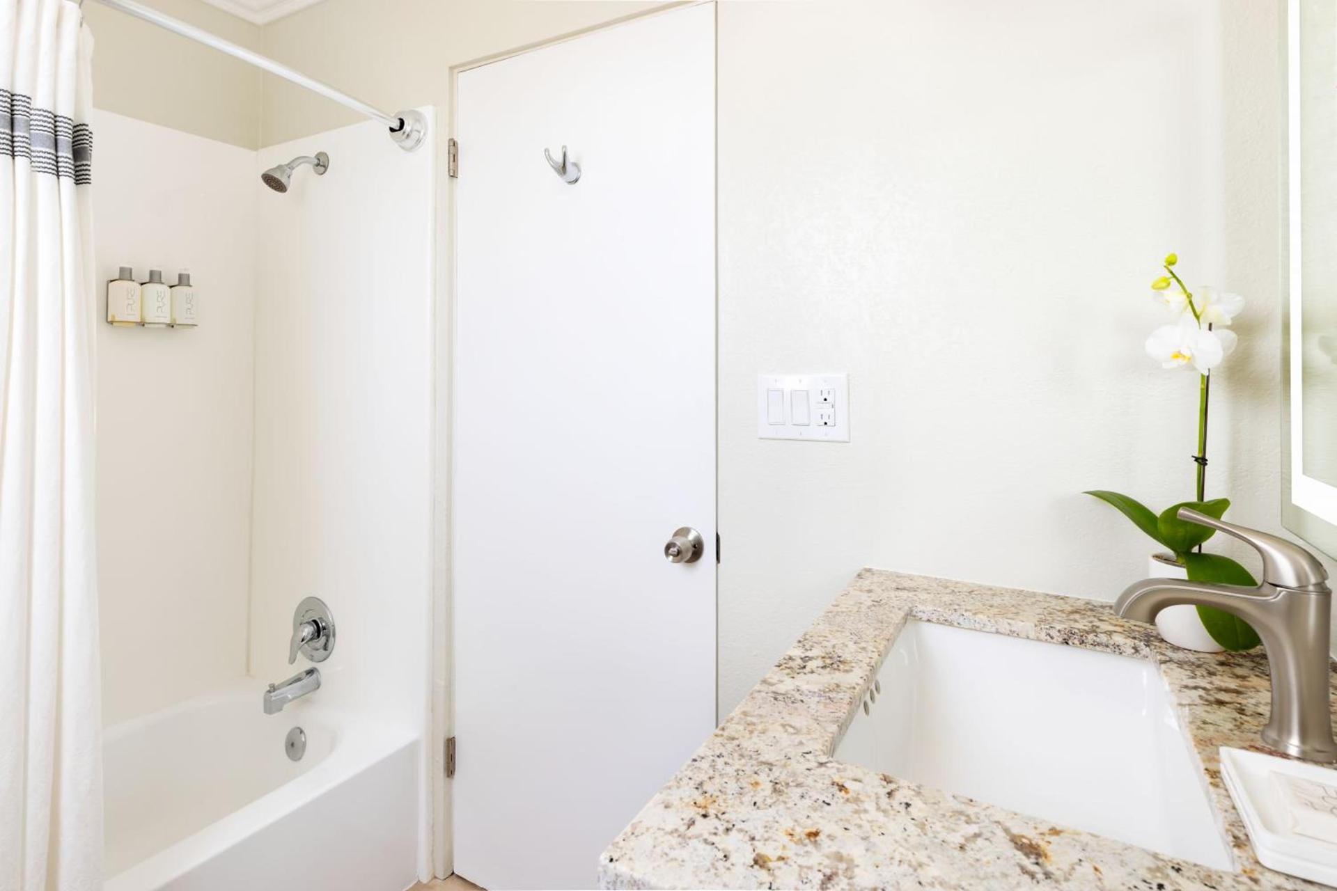 Pacific Edge Hotel photo 23