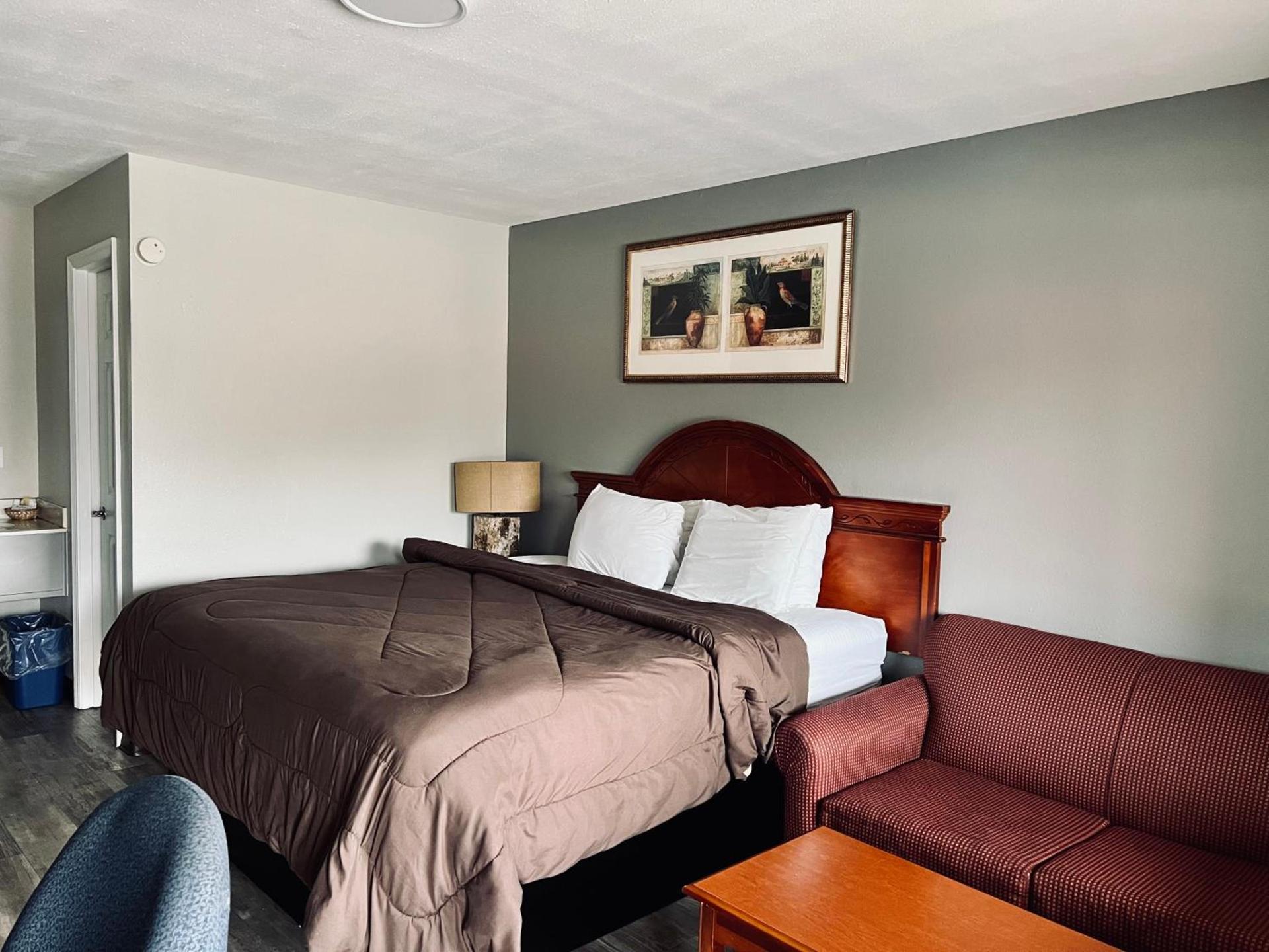 Ozark Inn & Suites photo 23