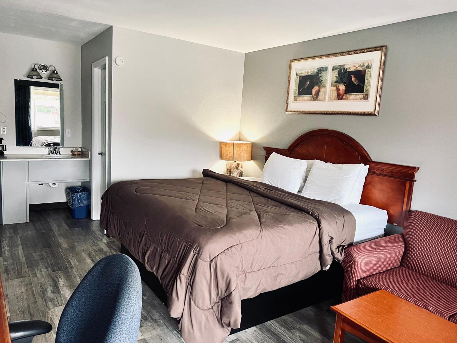 Ozark Inn & Suites photo 59