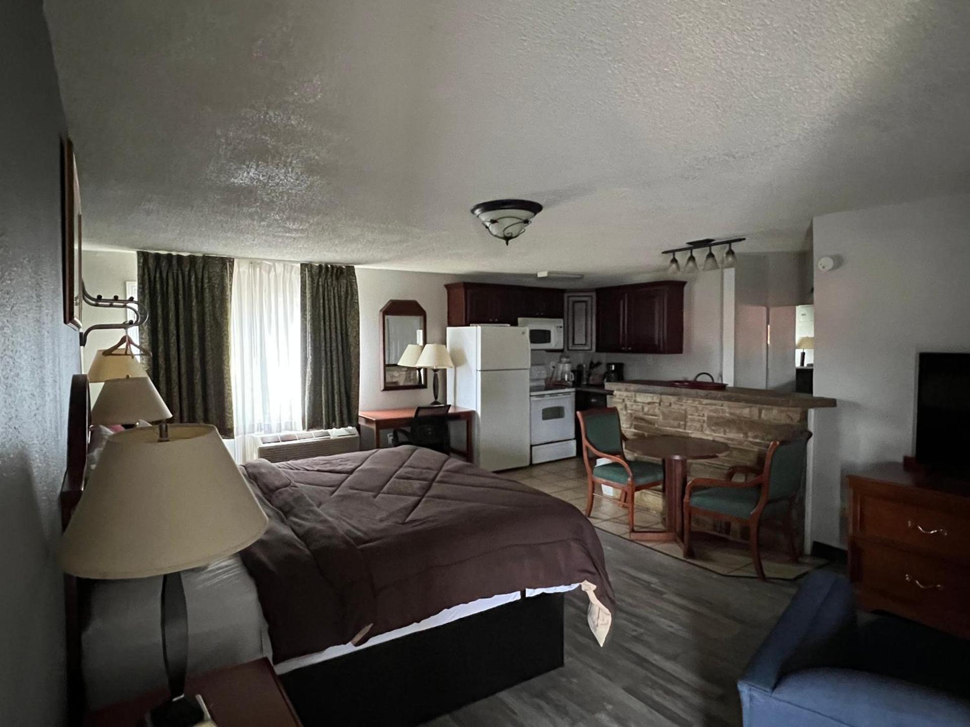 Ozark Inn & Suites photo 56