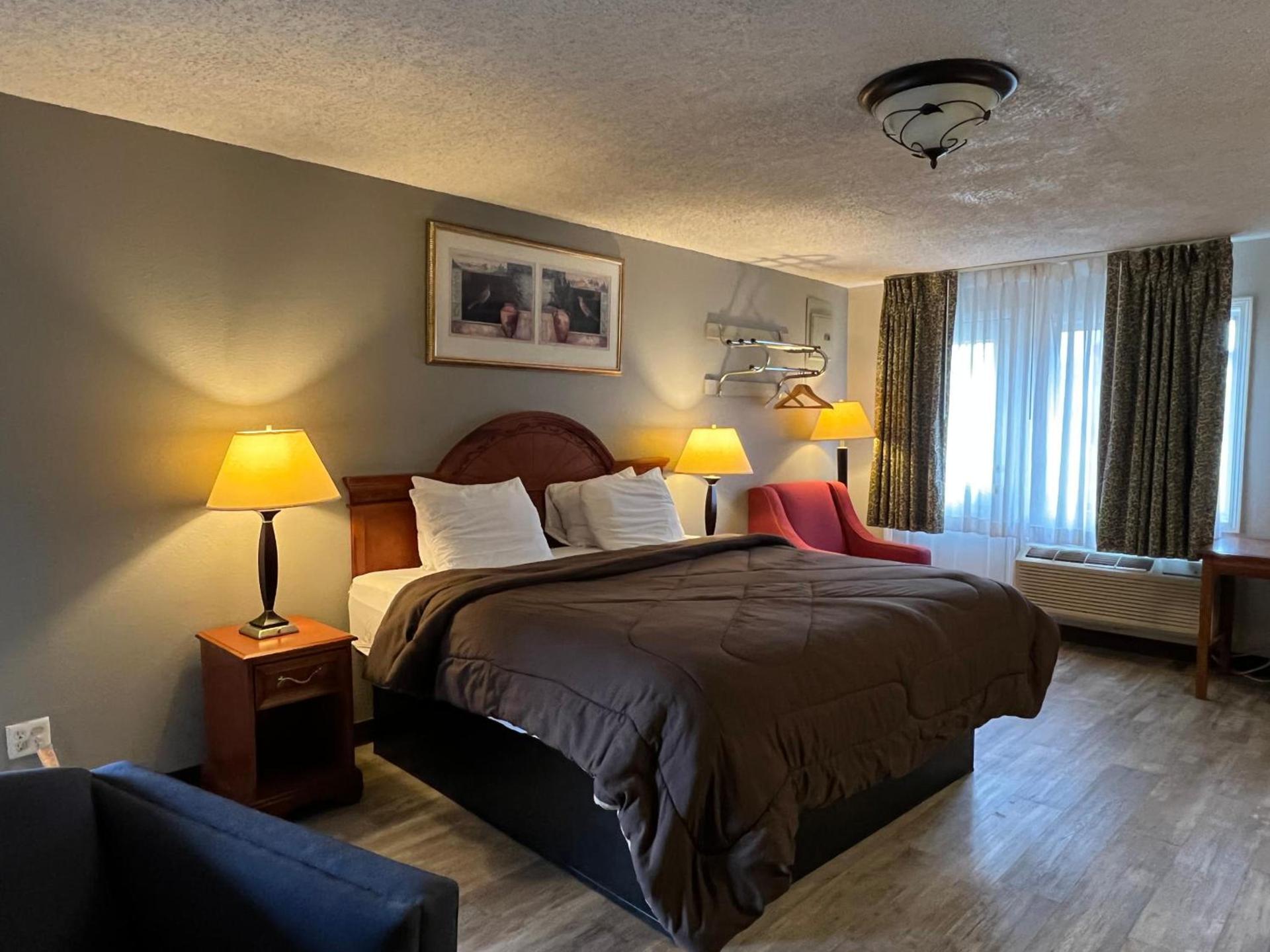 Ozark Inn & Suites photo 42