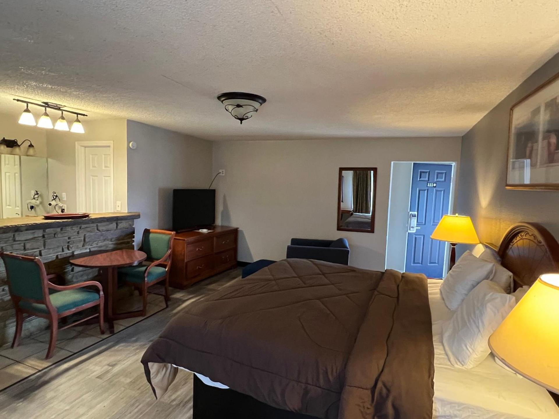 Ozark Inn & Suites photo 26