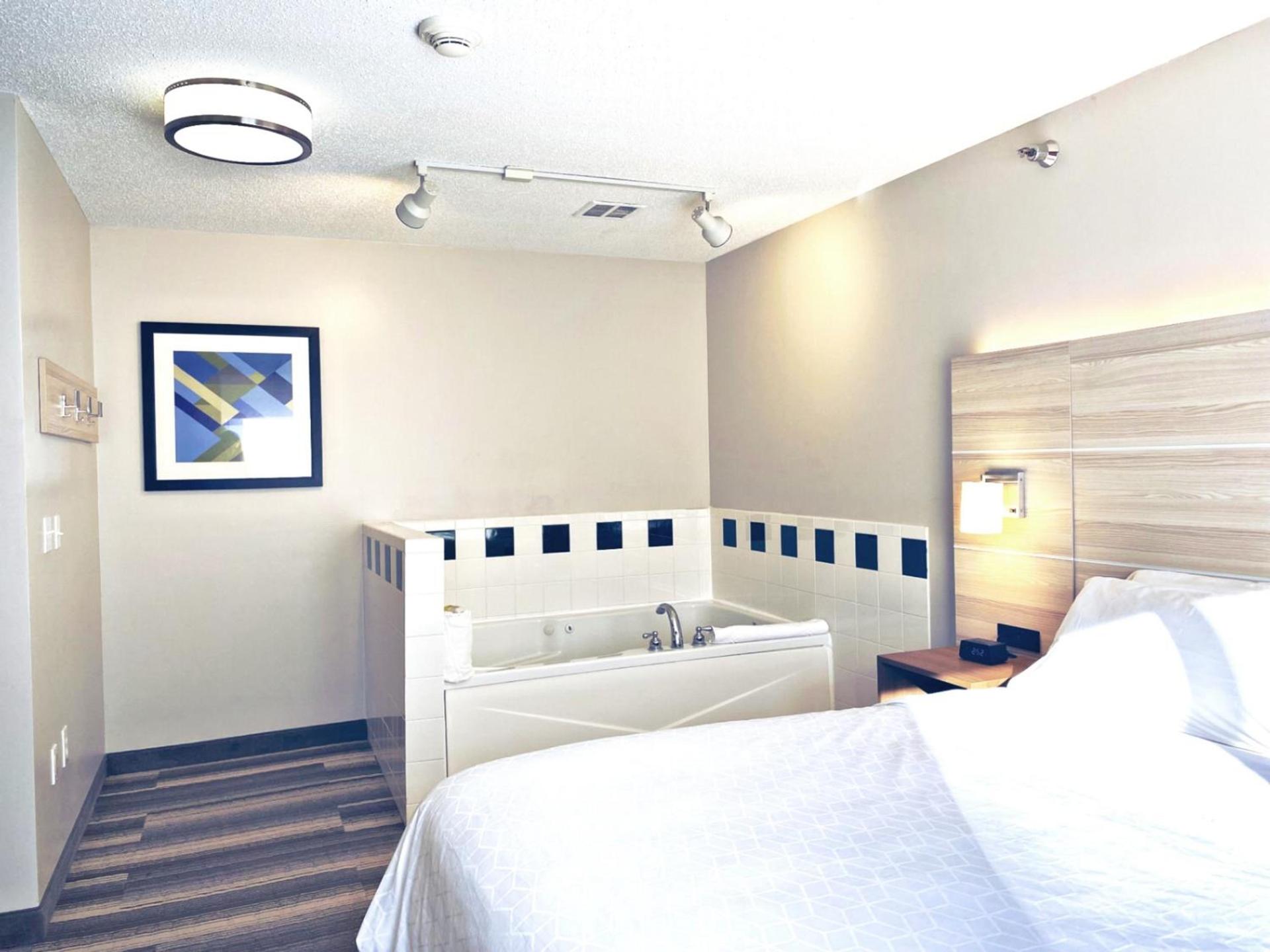 Holiday Inn Express Hotel & Suites Logansport by IHG photo 29