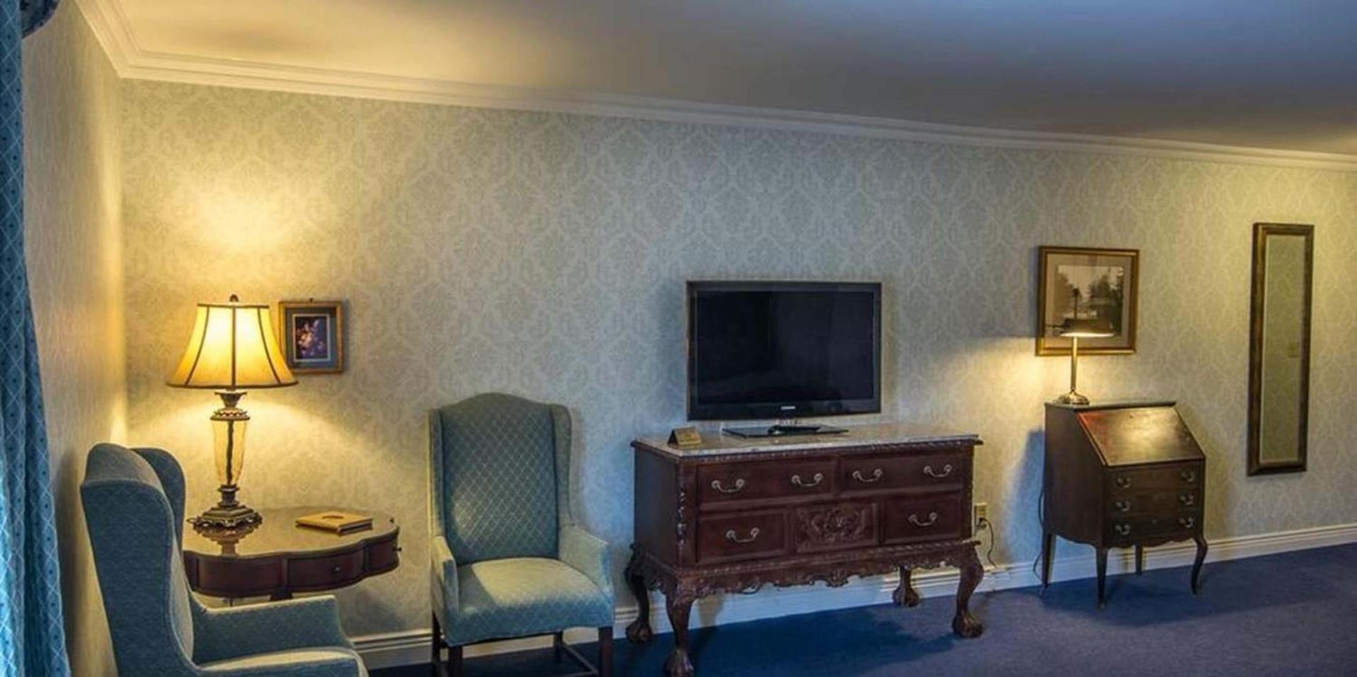 Red Coach Inn photo 38