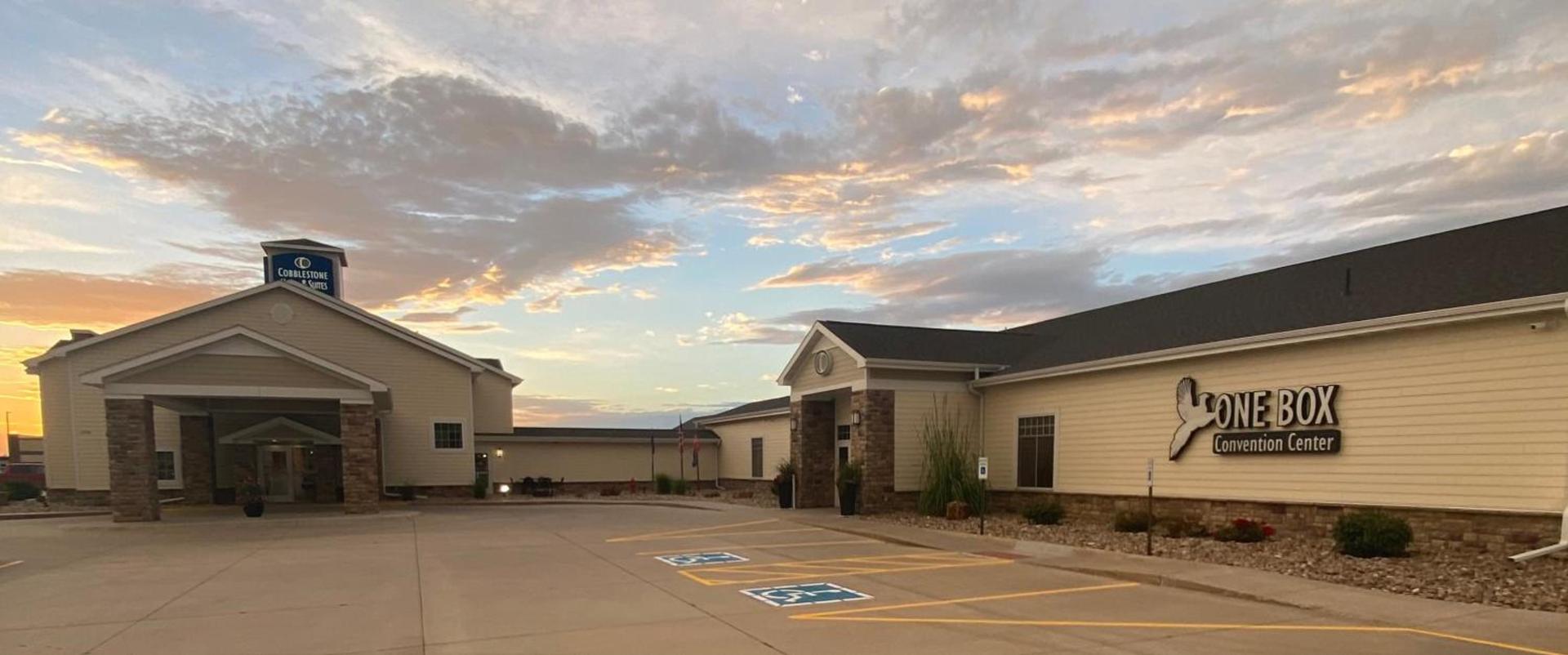 Cobblestone Hotel & Suites - Broken Bow photo 4