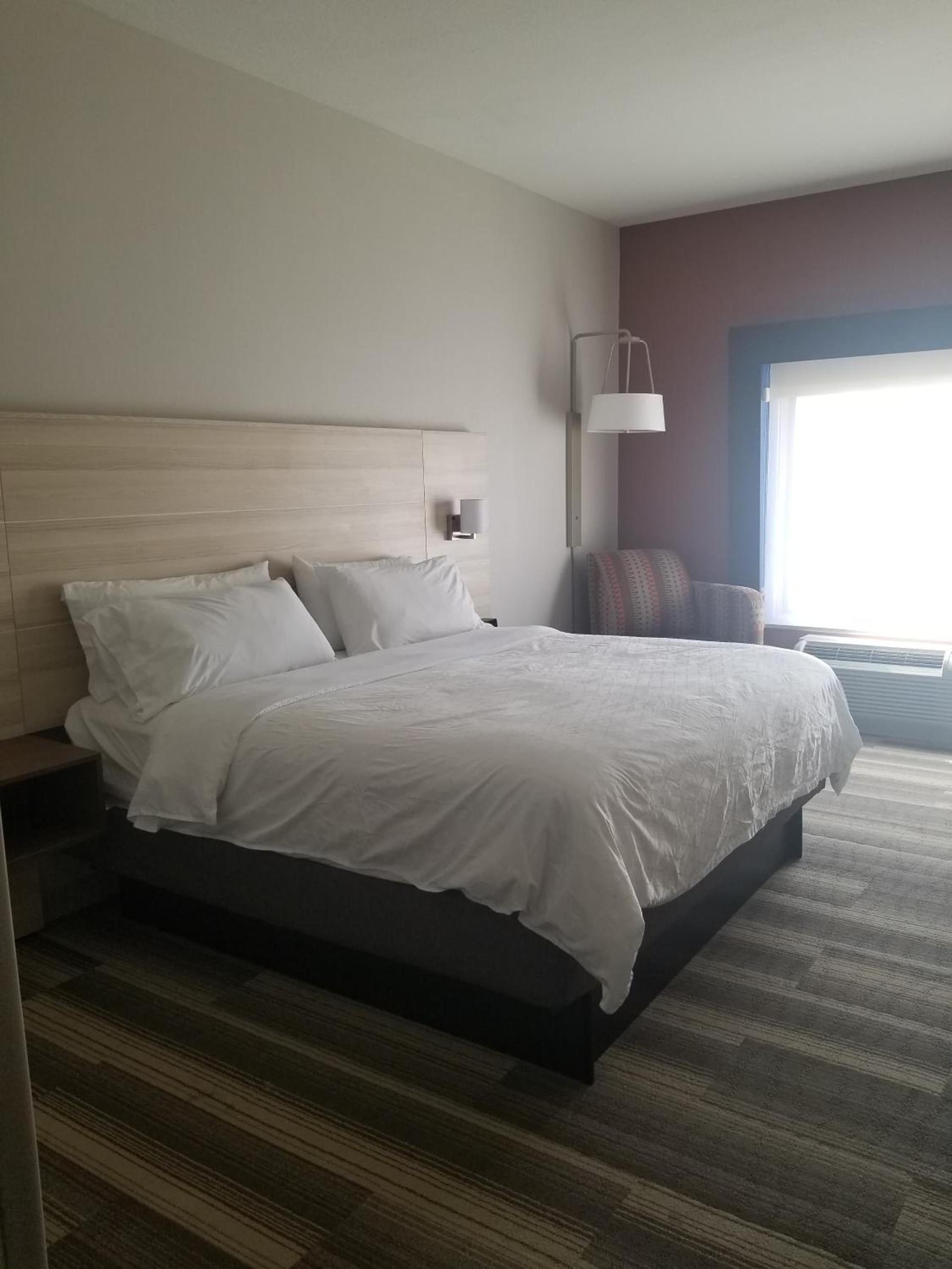 Holiday Inn Express Hotel & Suites McPherson by IHG photo 7