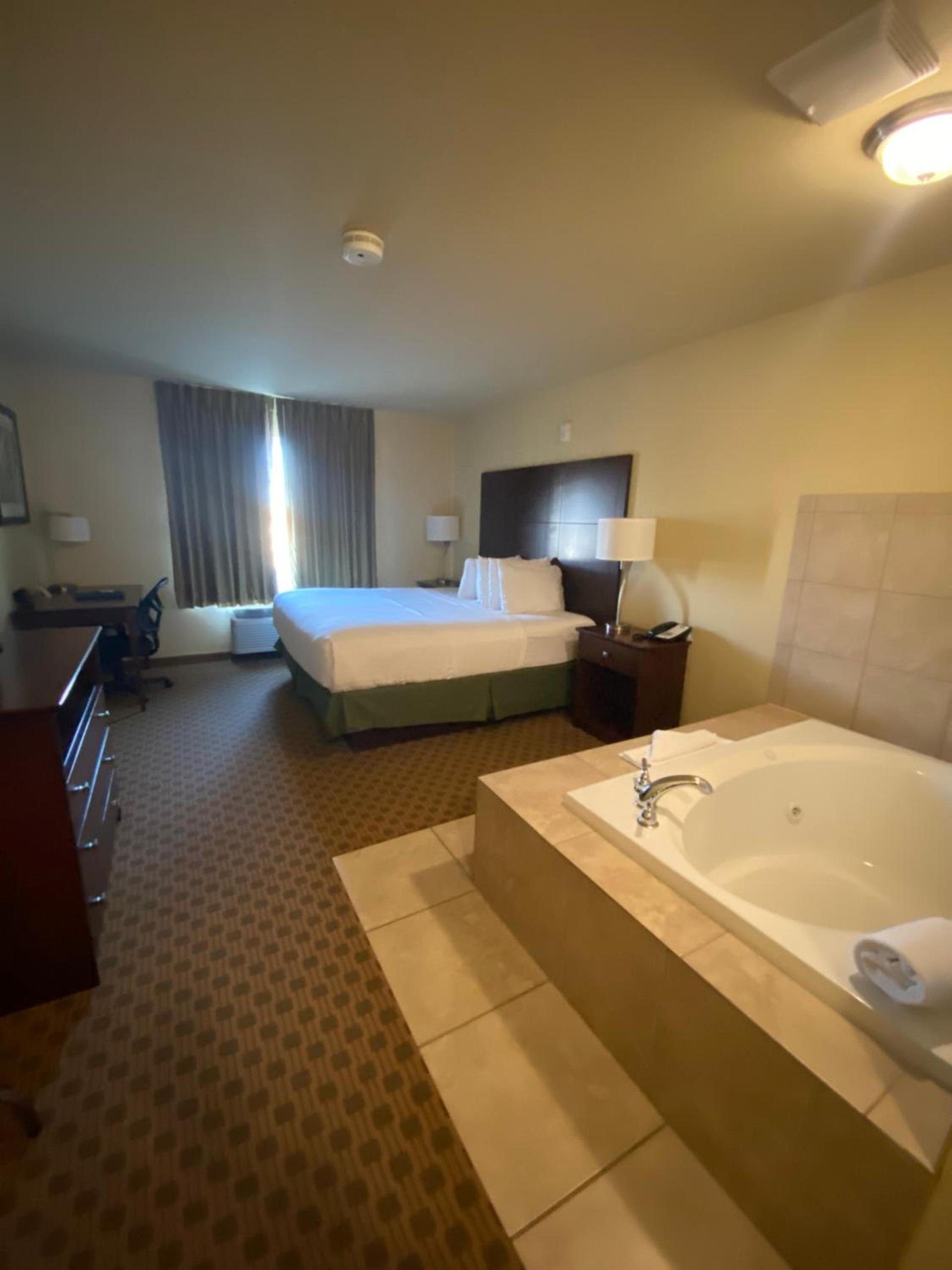 Cobblestone Hotel & Suites - Broken Bow photo 17
