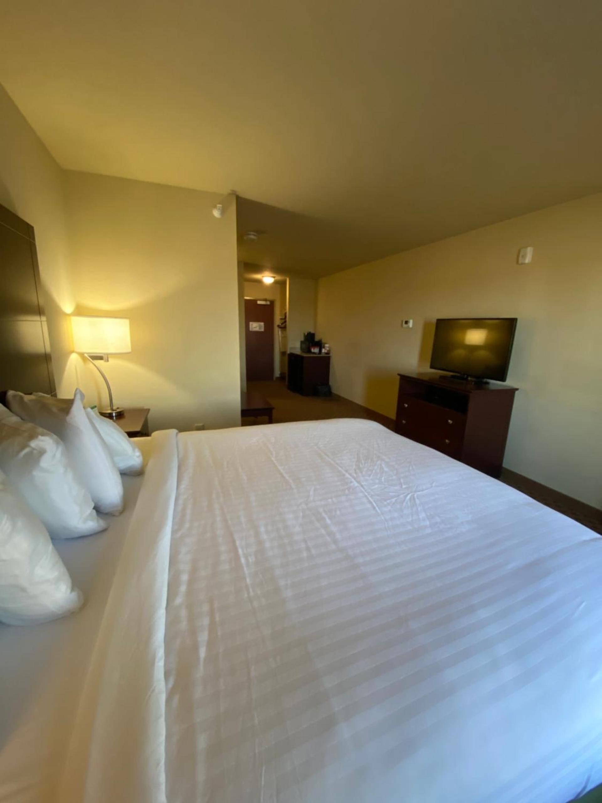 Cobblestone Hotel & Suites - Broken Bow photo 9