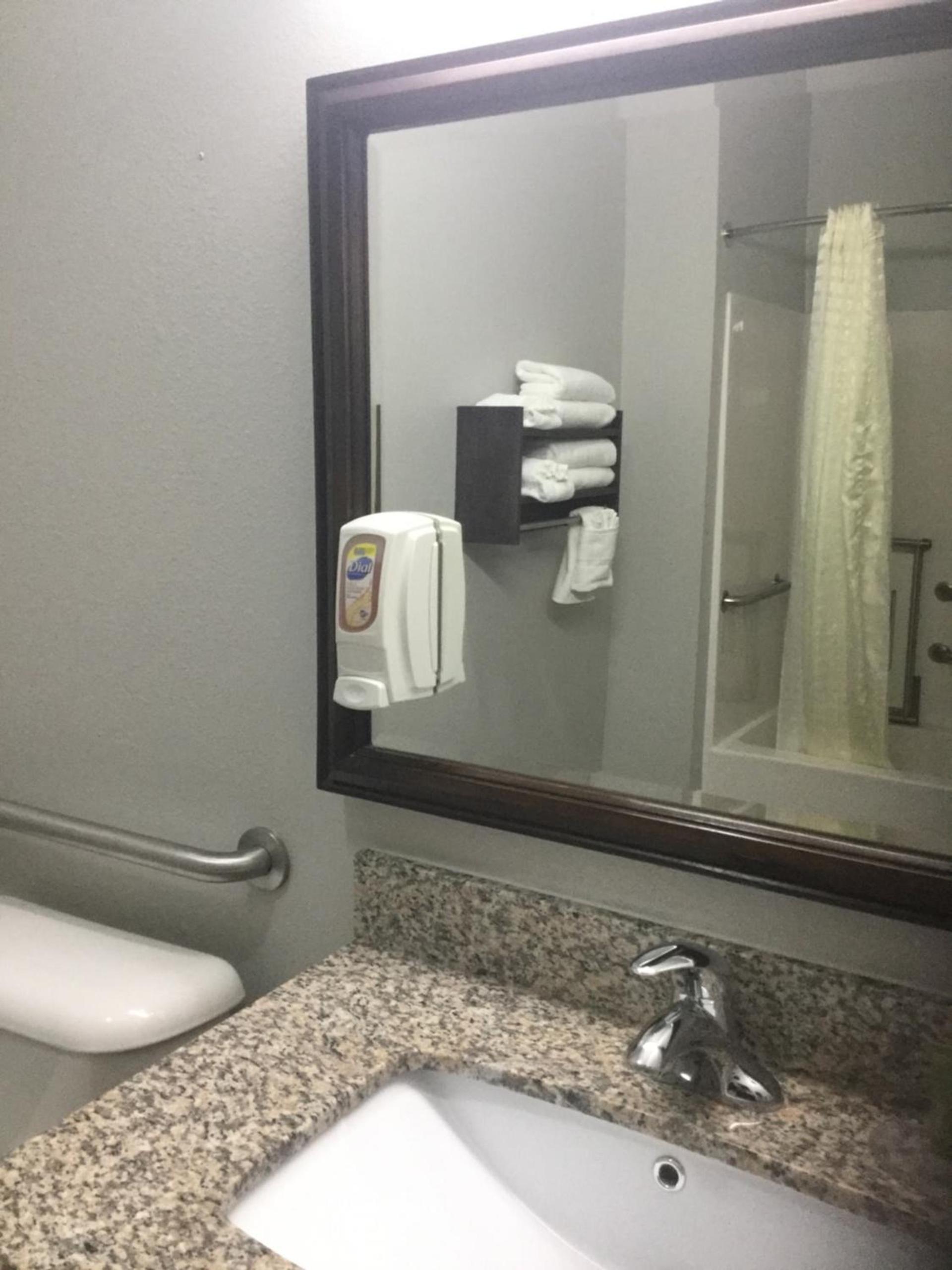 Muskogee Inn and Suites photo 9