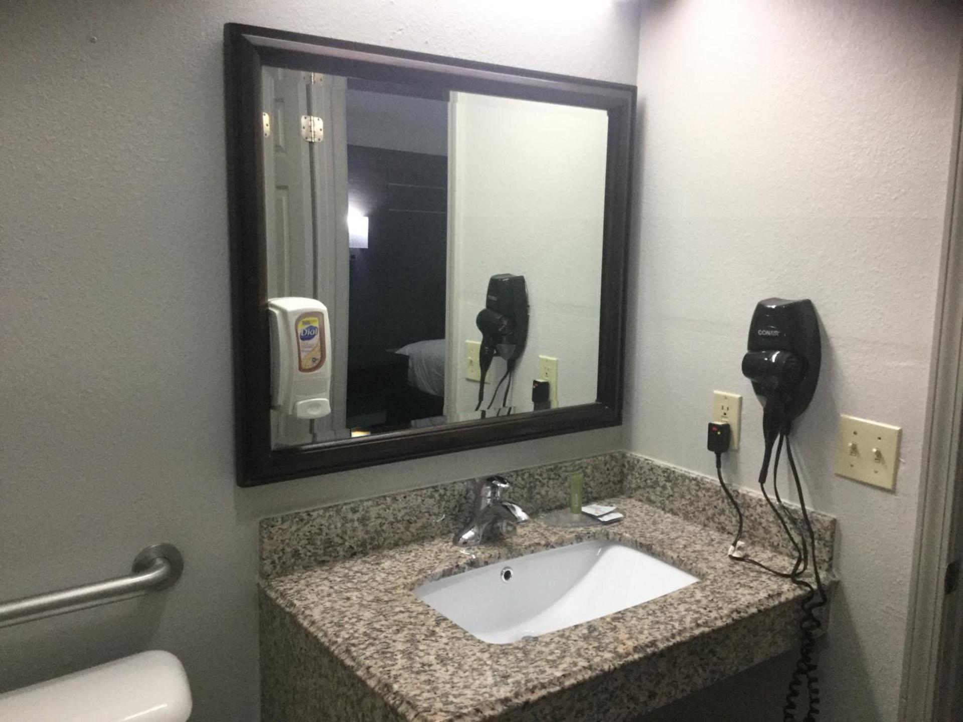 Muskogee Inn and Suites photo 7