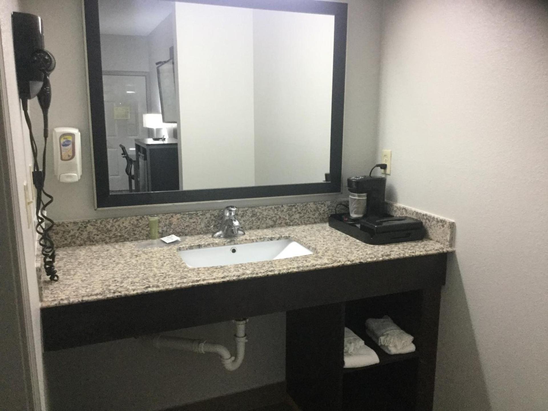 Muskogee Inn and Suites photo 6