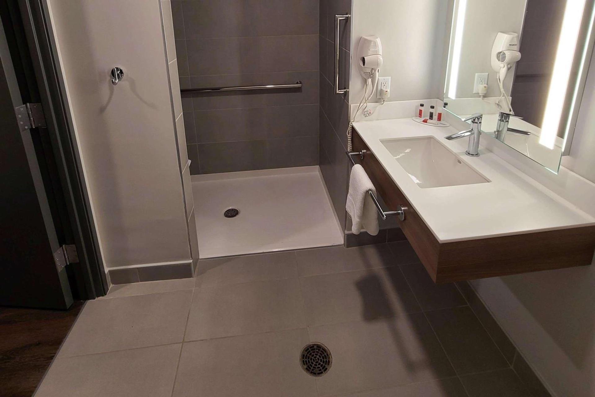Microtel Inn & Suites by Wyndham Milford photo 16