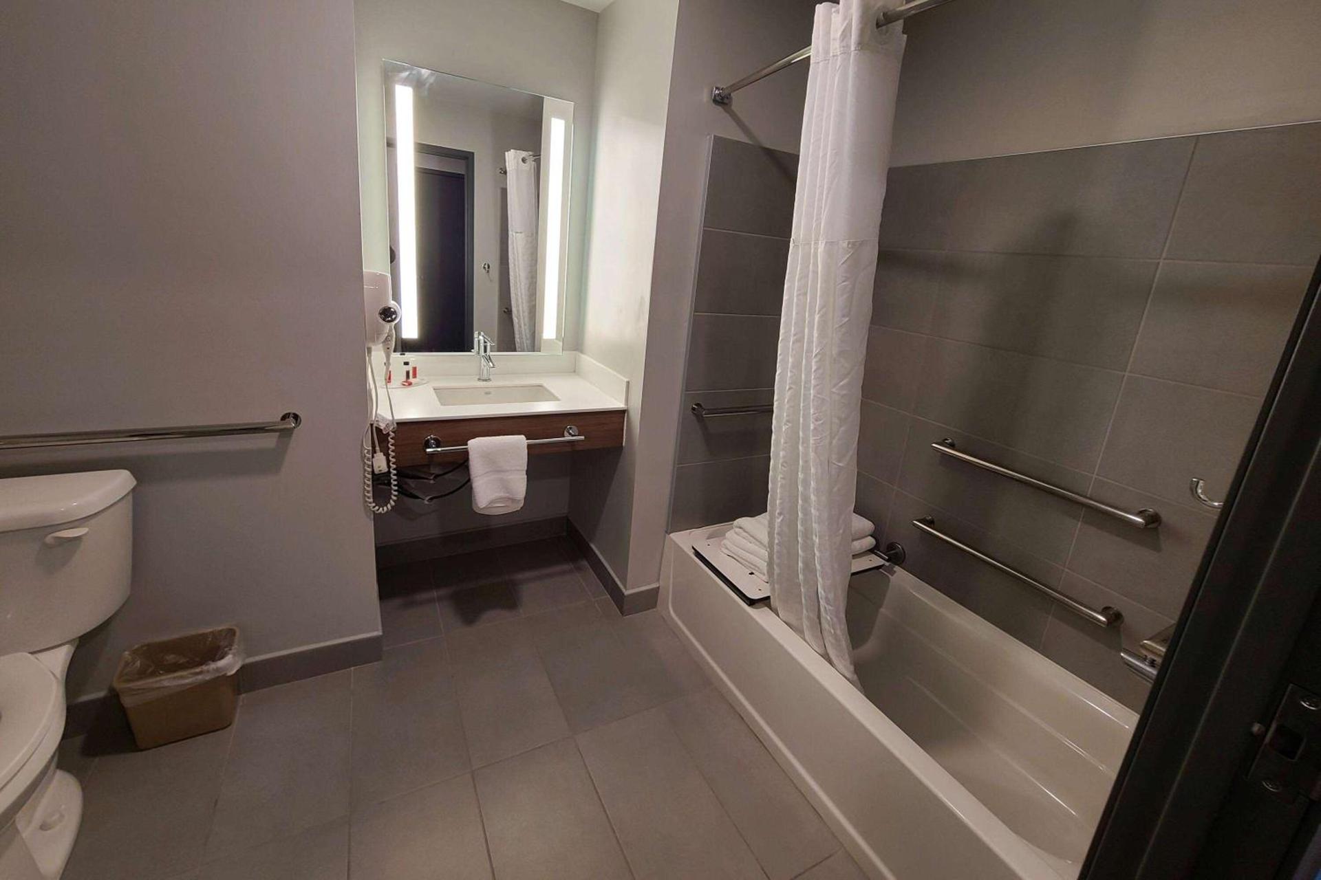 Microtel Inn & Suites by Wyndham Milford photo 17