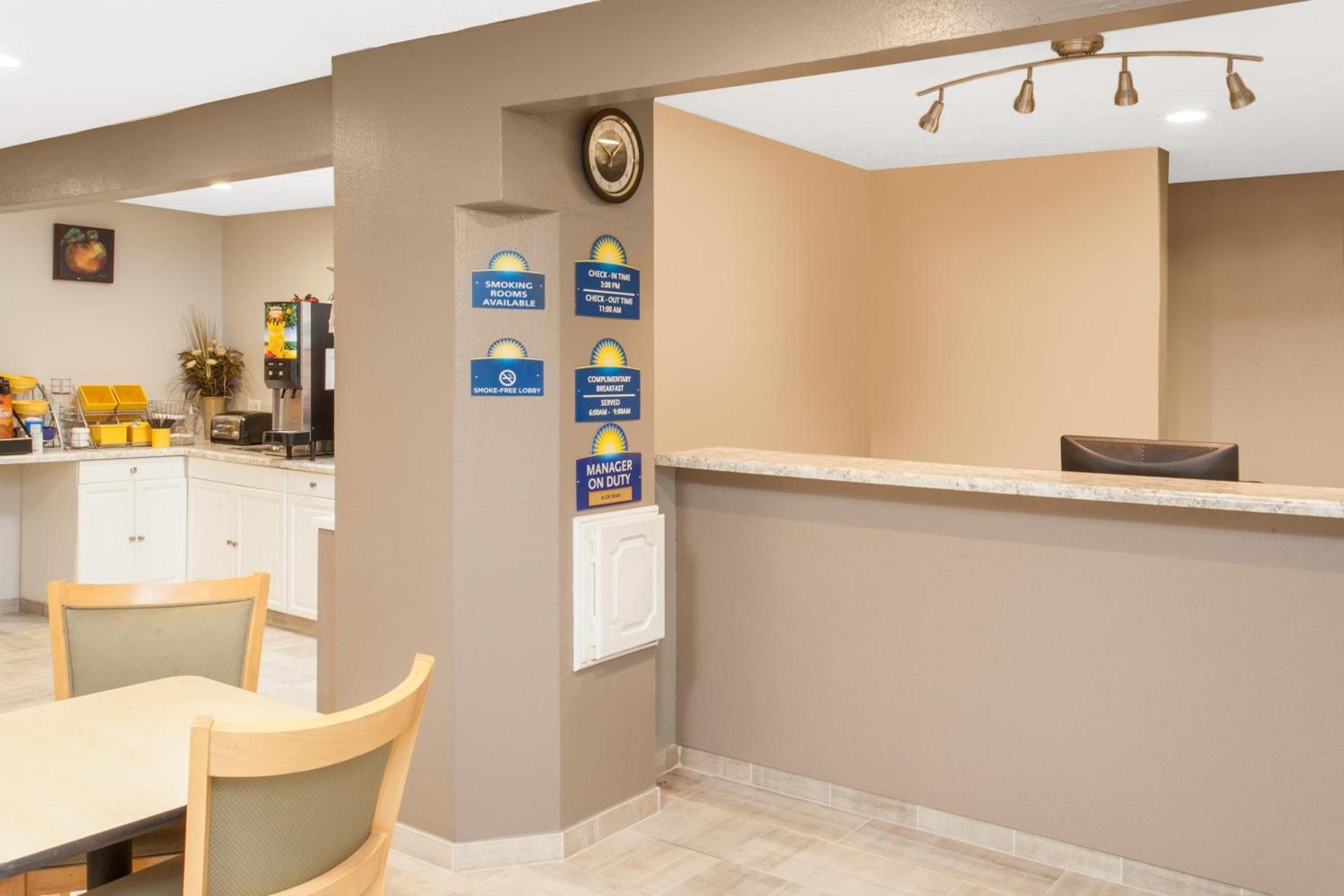 Days Inn by Wyndham Farmer City photo 16