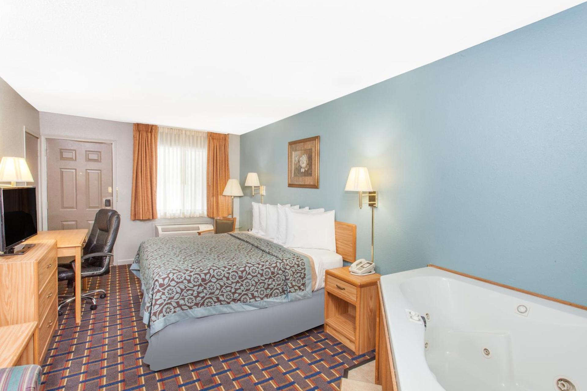 Days Inn by Wyndham Farmer City photo 17