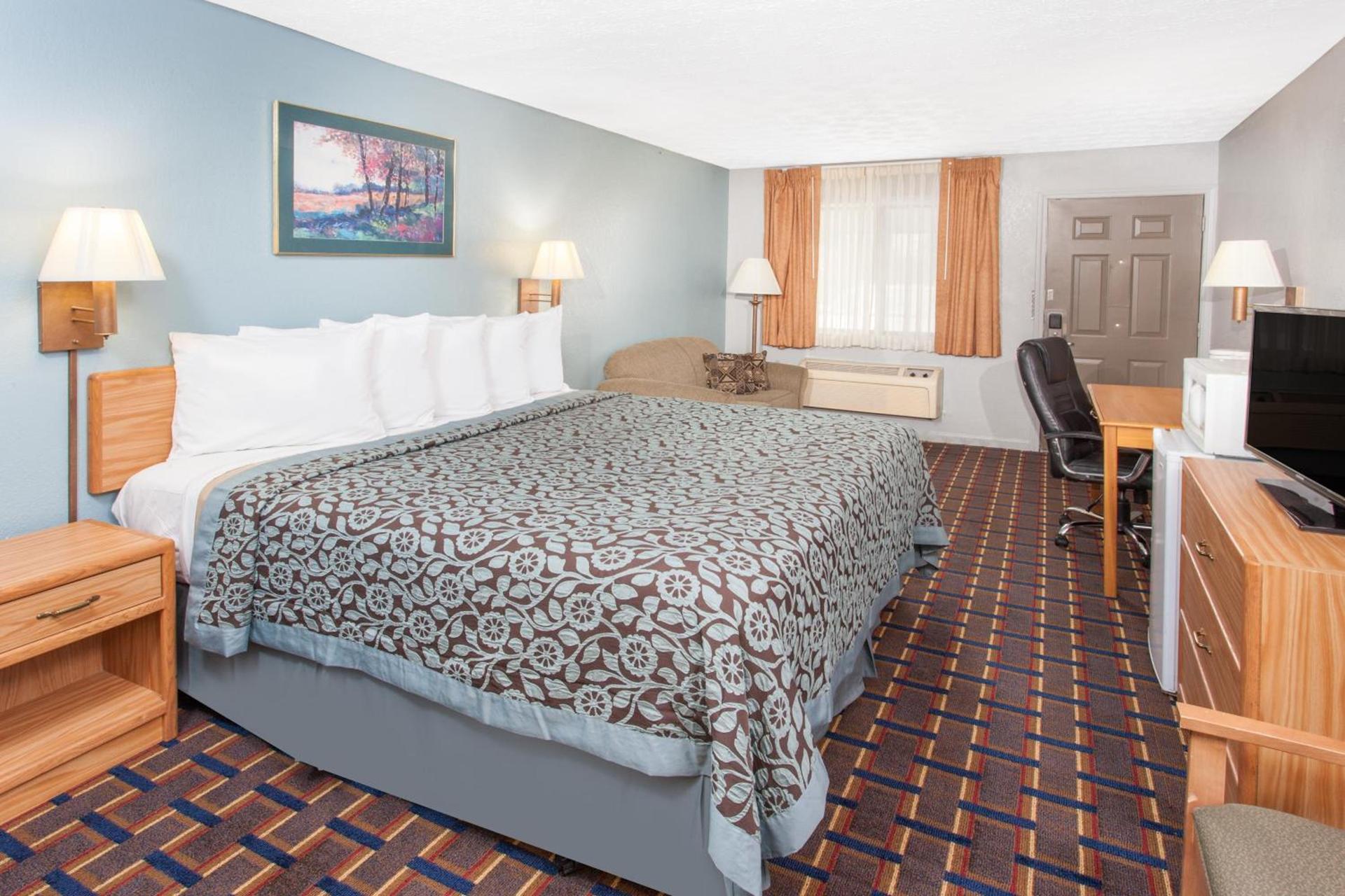 Days Inn by Wyndham Farmer City photo 20