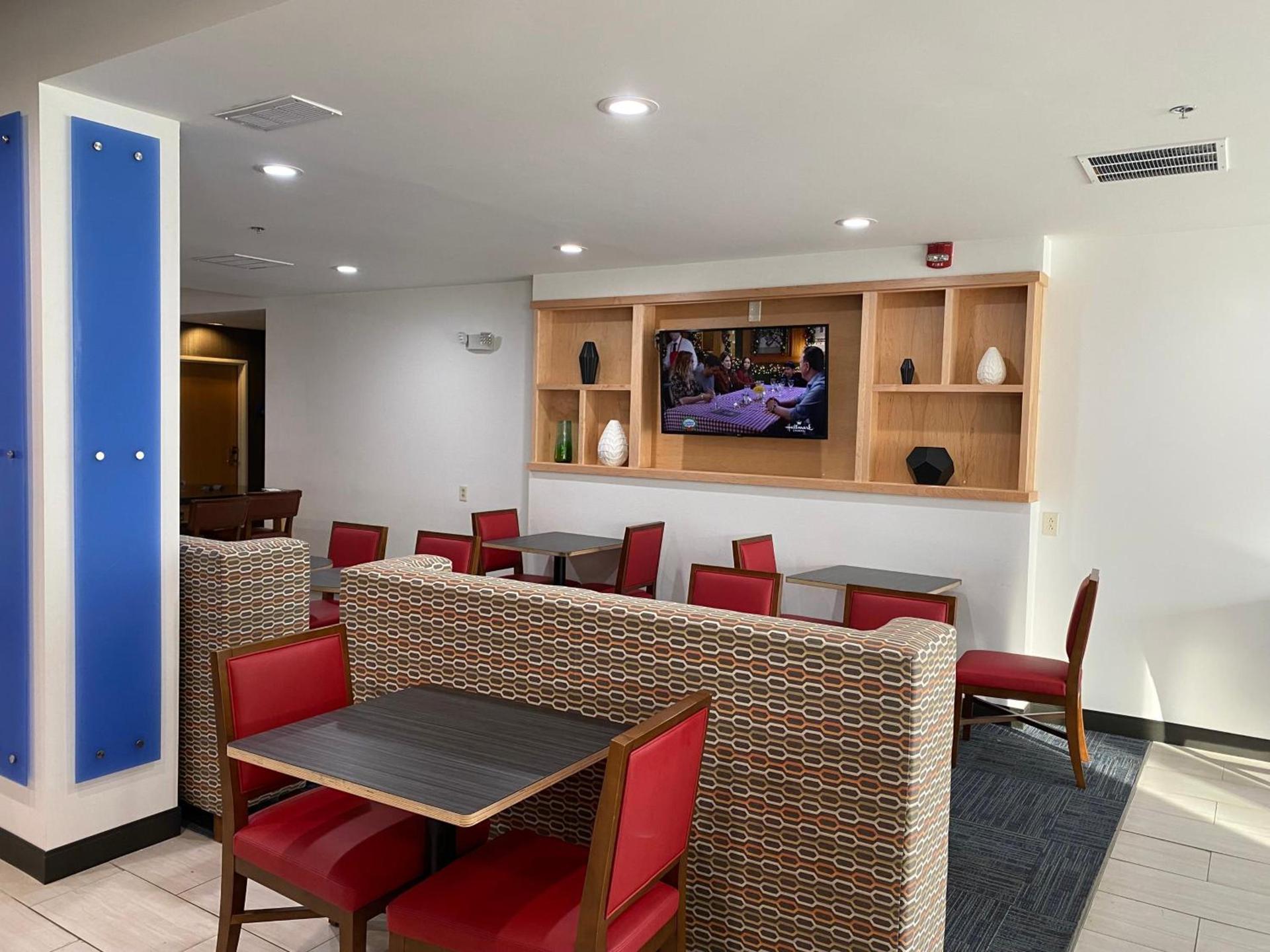 Holiday Inn Express Hotel & Suites Logansport by IHG photo 50
