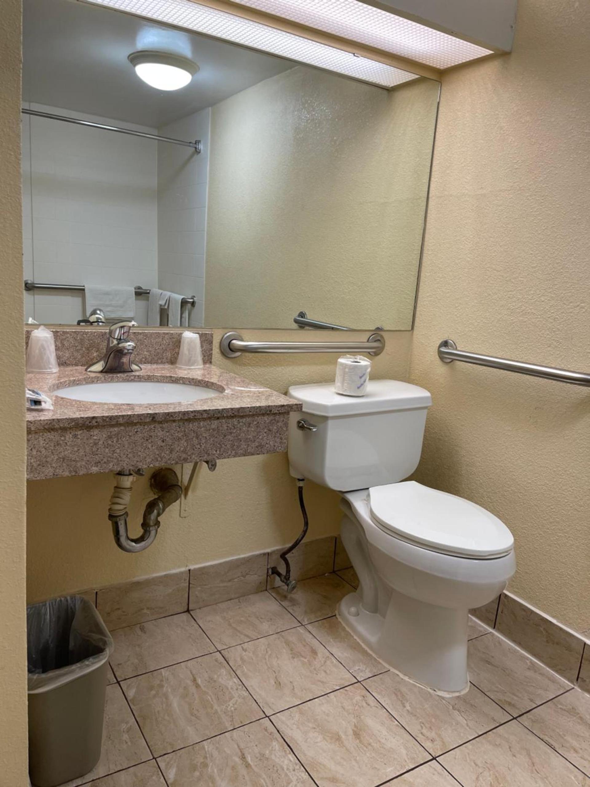 Budget Inn Temple Hills photo 56