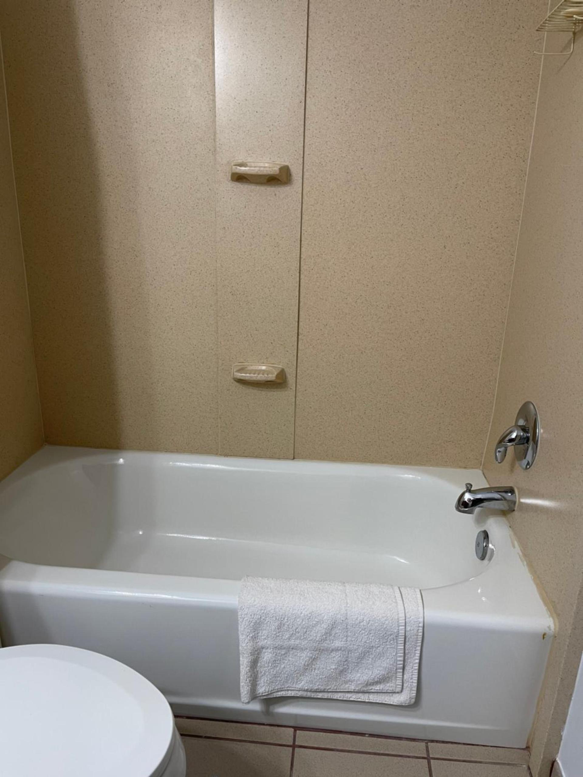 Budget Inn Temple Hills photo 57
