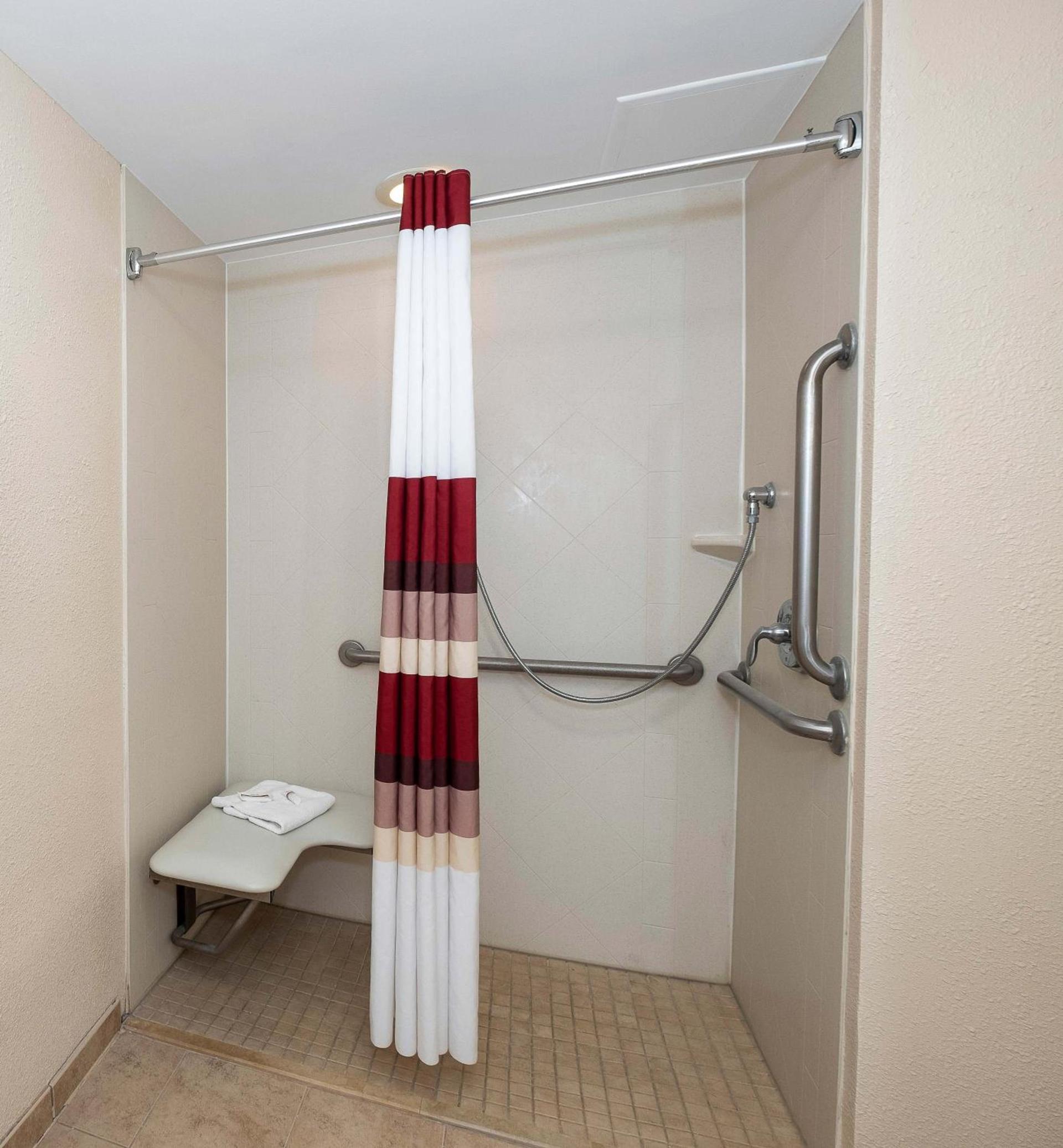 Red Roof Inn Clyde photo 25
