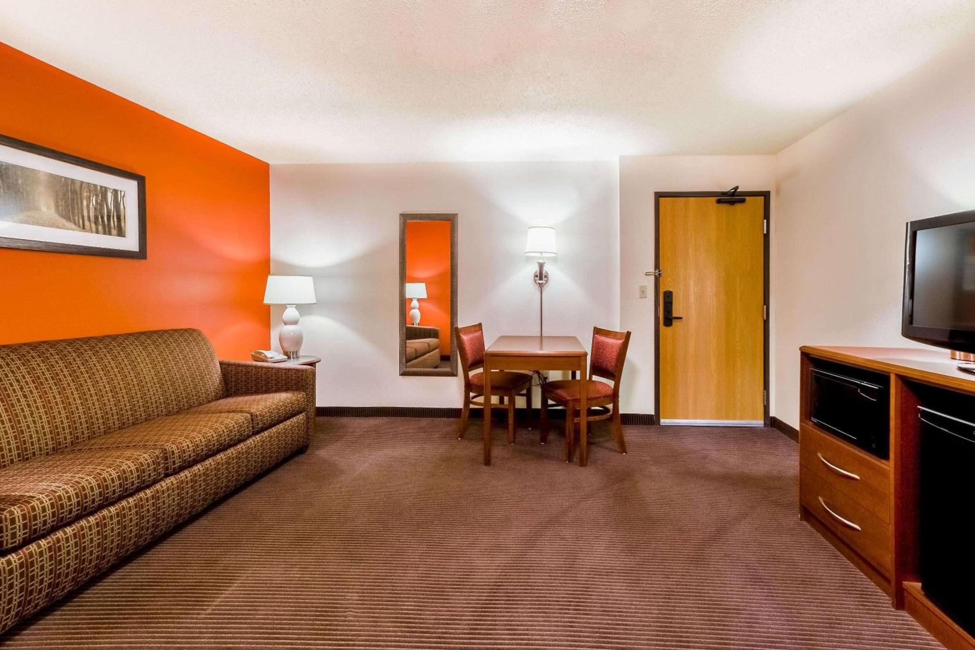 AmericInn by Wyndham Chamberlain Conference Center photo 9