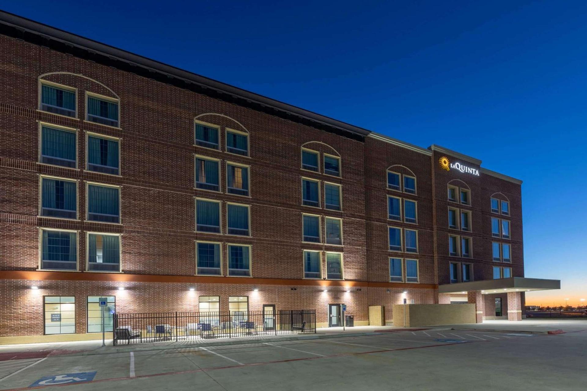 La Quinta Inn & Suites by Wyndham Dallas - Frisco Stadium photo 4