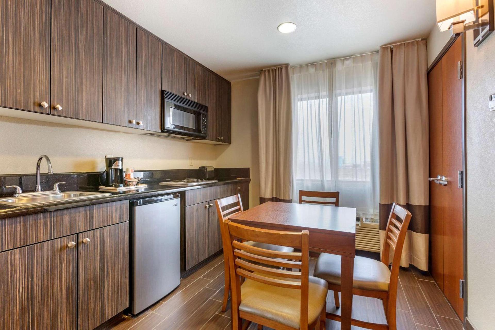 Comfort Suites Hobbs photo 19