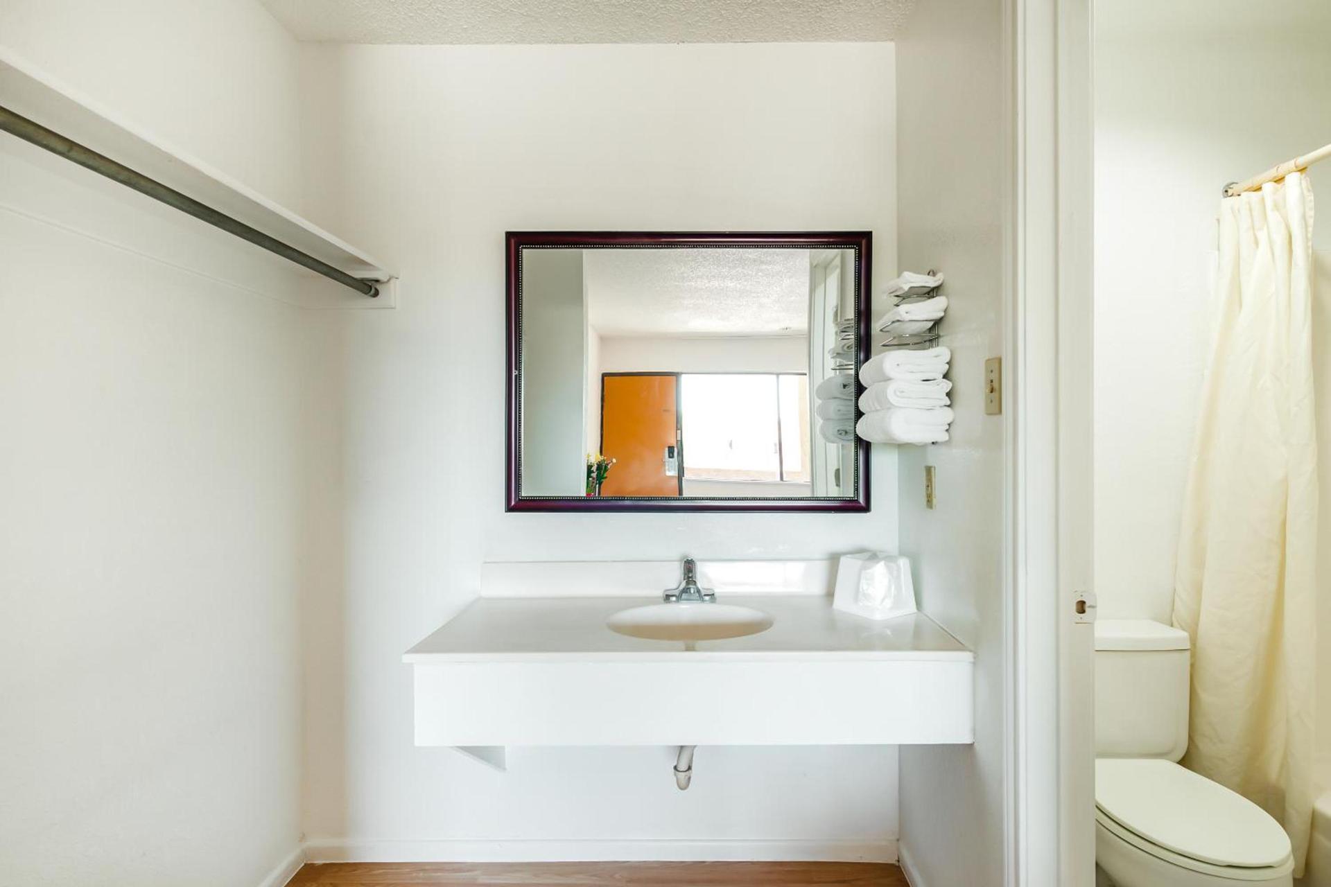 OYO Hotel Groesbeck photo 14