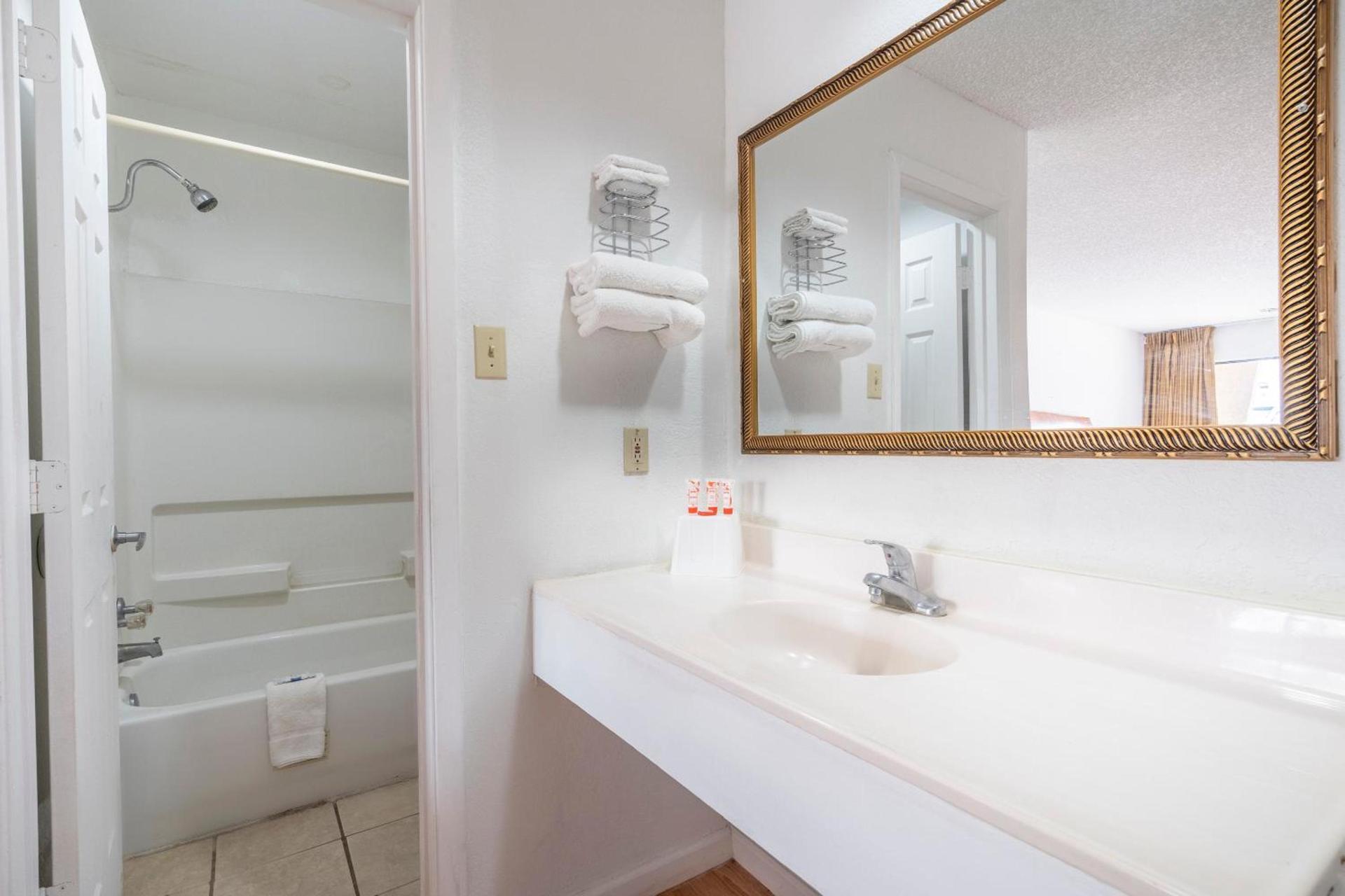 OYO Hotel Groesbeck photo 21