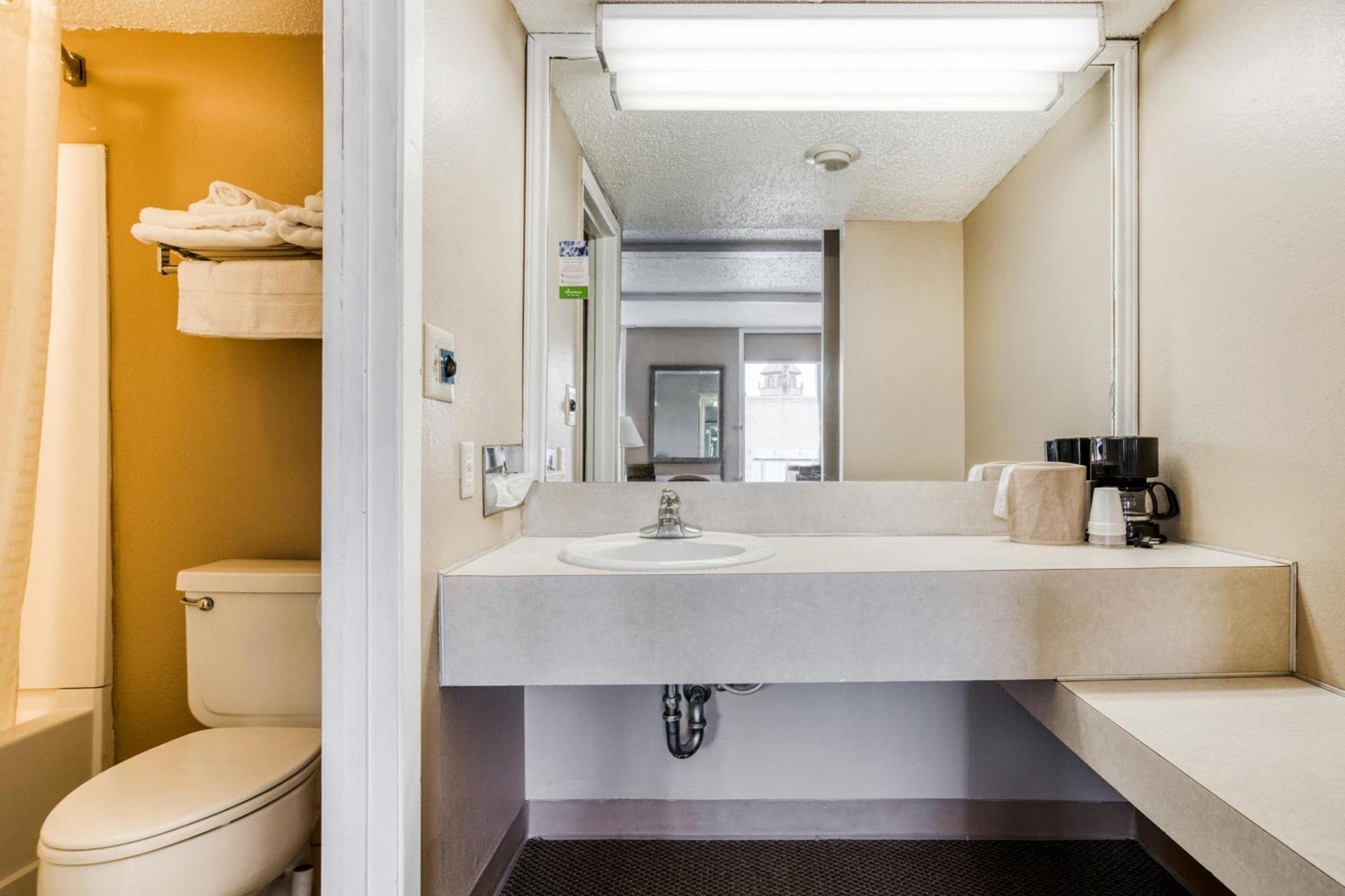 OYO Hotel Wichita Falls - Downtown photo 10