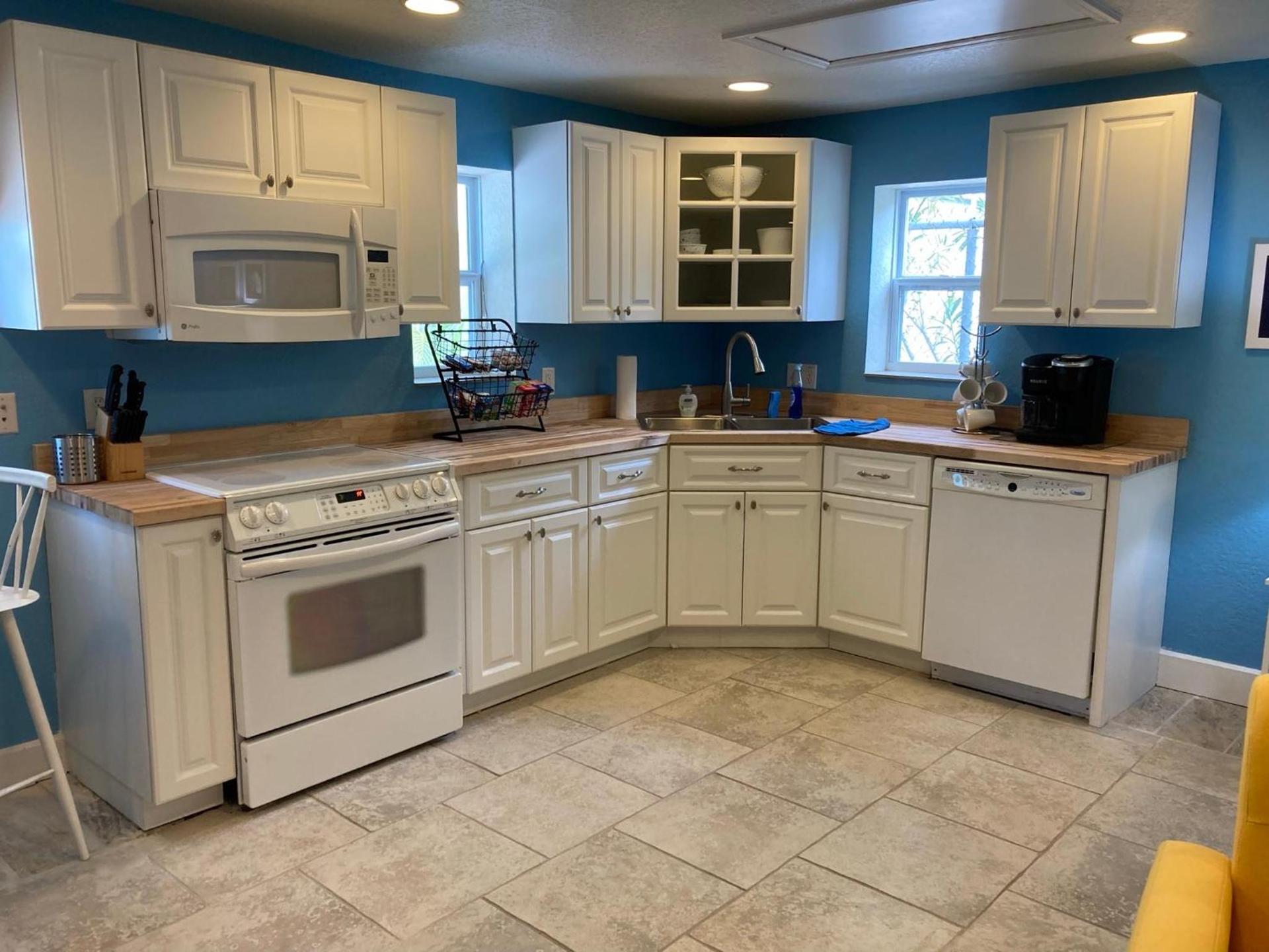 3Gulls Inn Ozona-Boutique Hotel-Steps from Restaurants & Brewery-SwimSpa Pool-Pet Friendly photo 43
