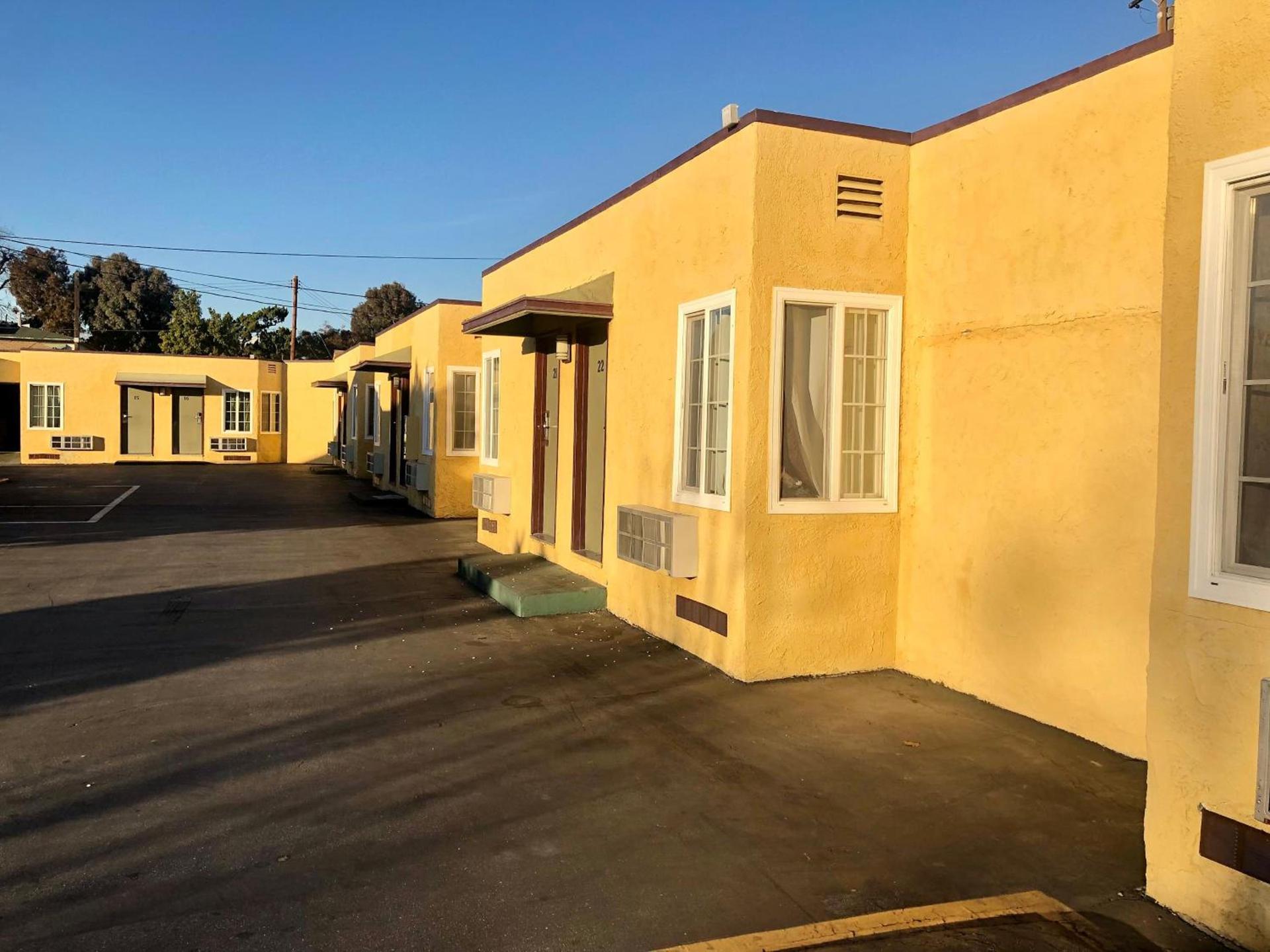 Deluxe Inn photo 2