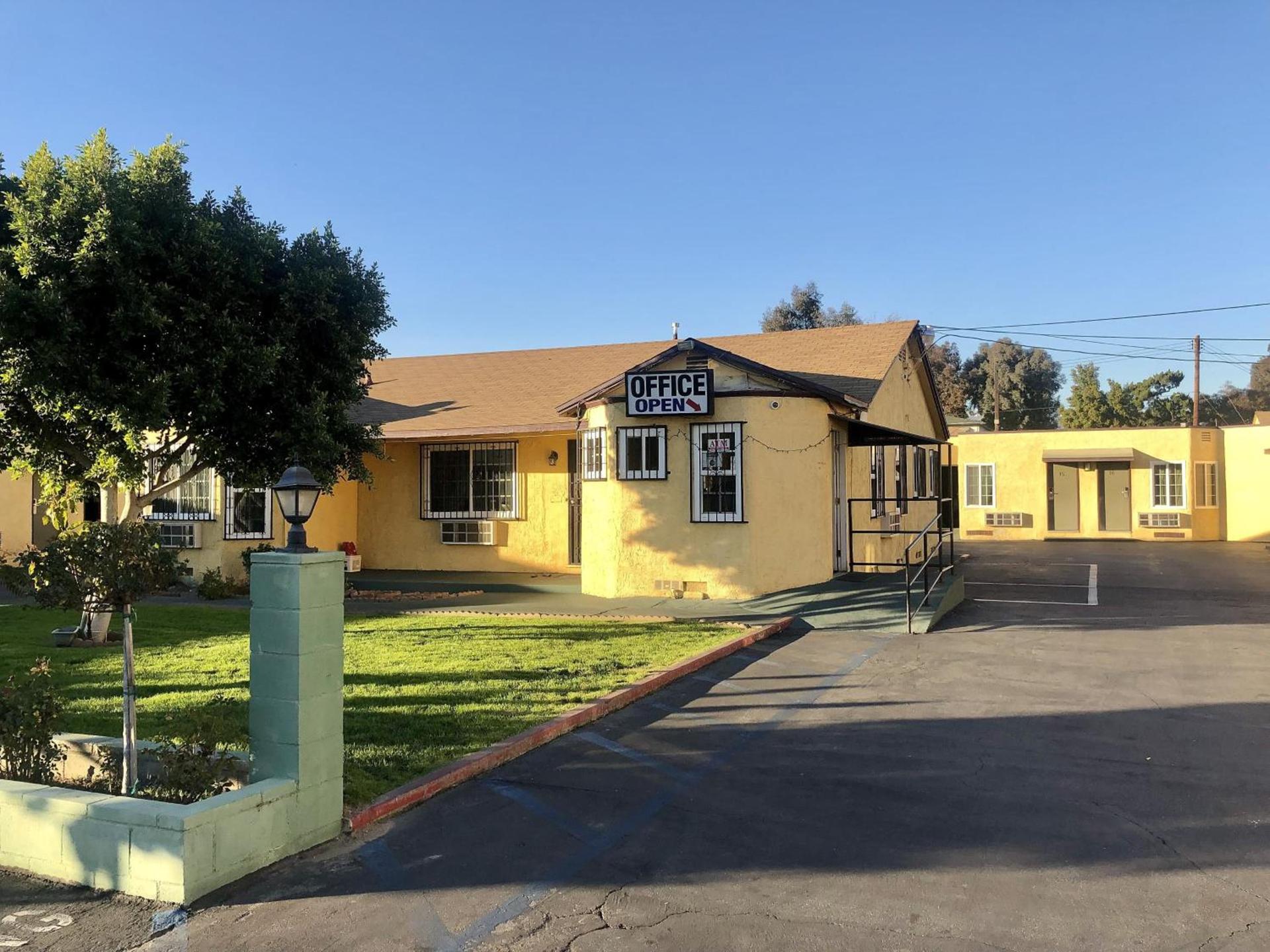 Deluxe Inn photo 3