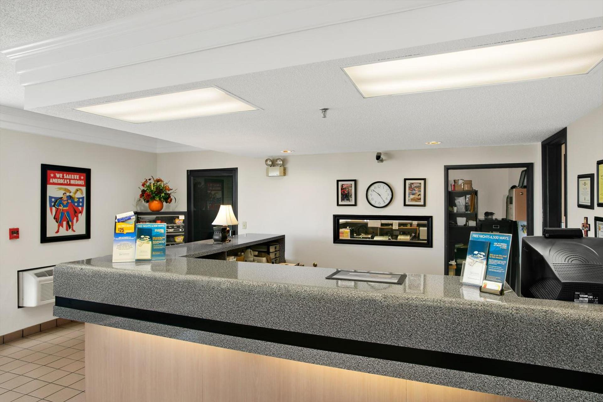 Super 8 by Wyndham Metropolis photo 34