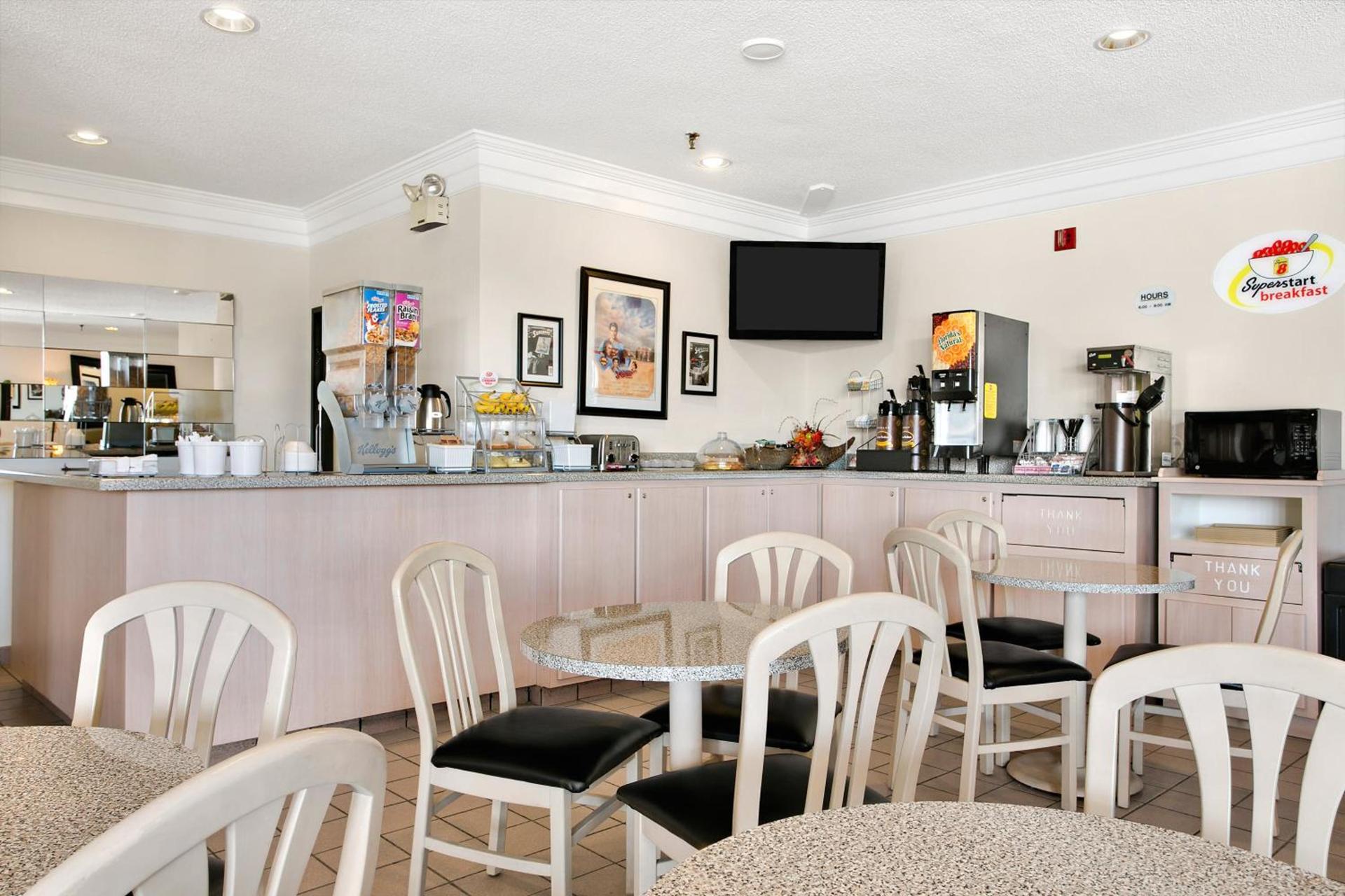 Super 8 by Wyndham Metropolis photo 35