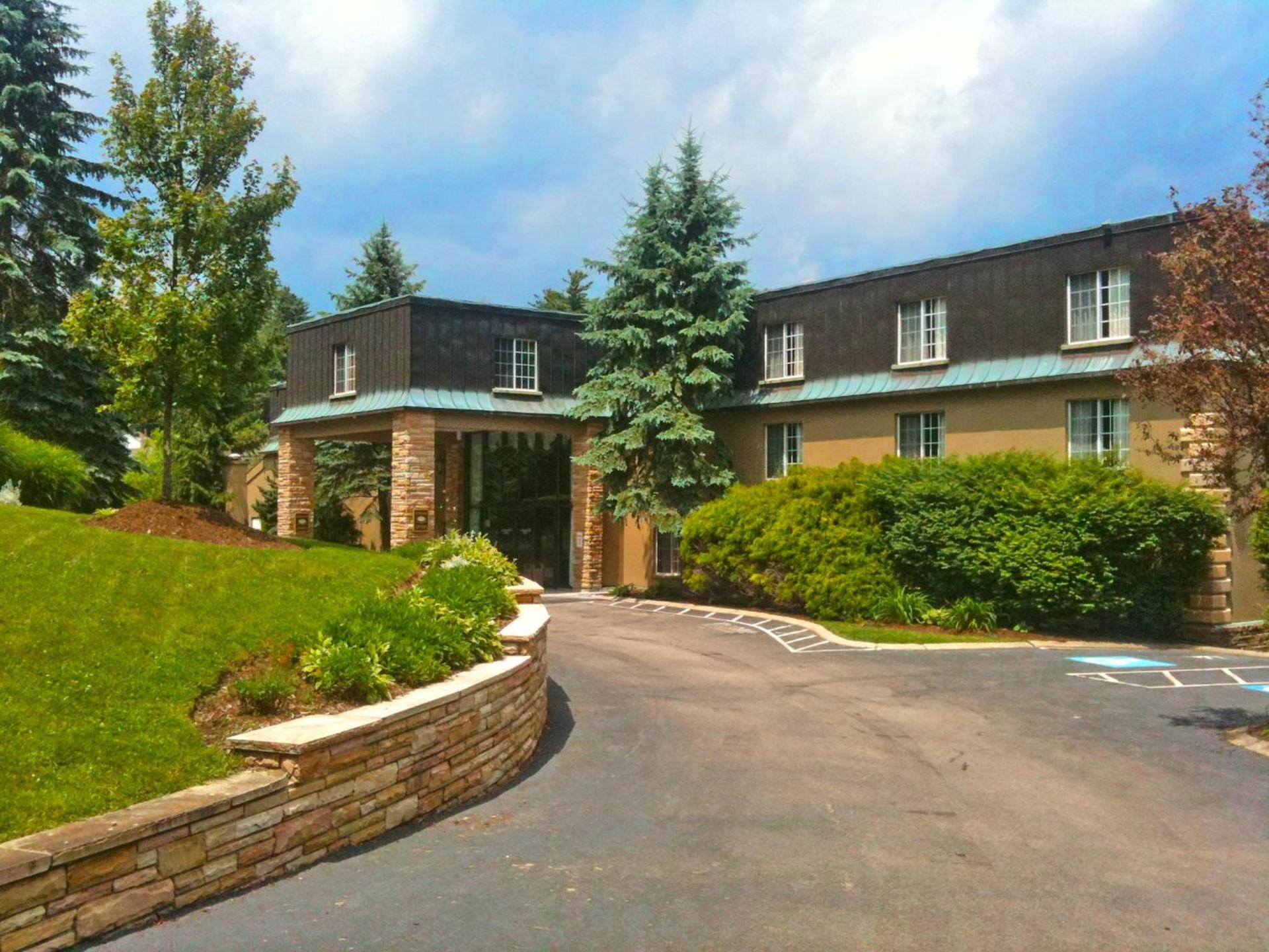 Meadowbrook Inn photo 2