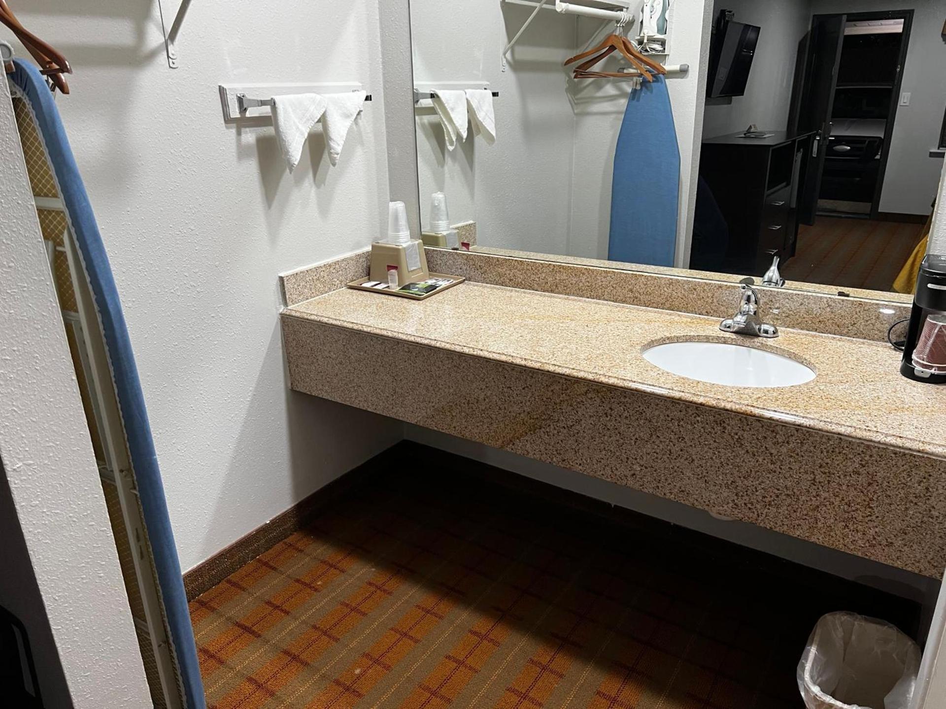 Economy Inn Ashdown photo 12