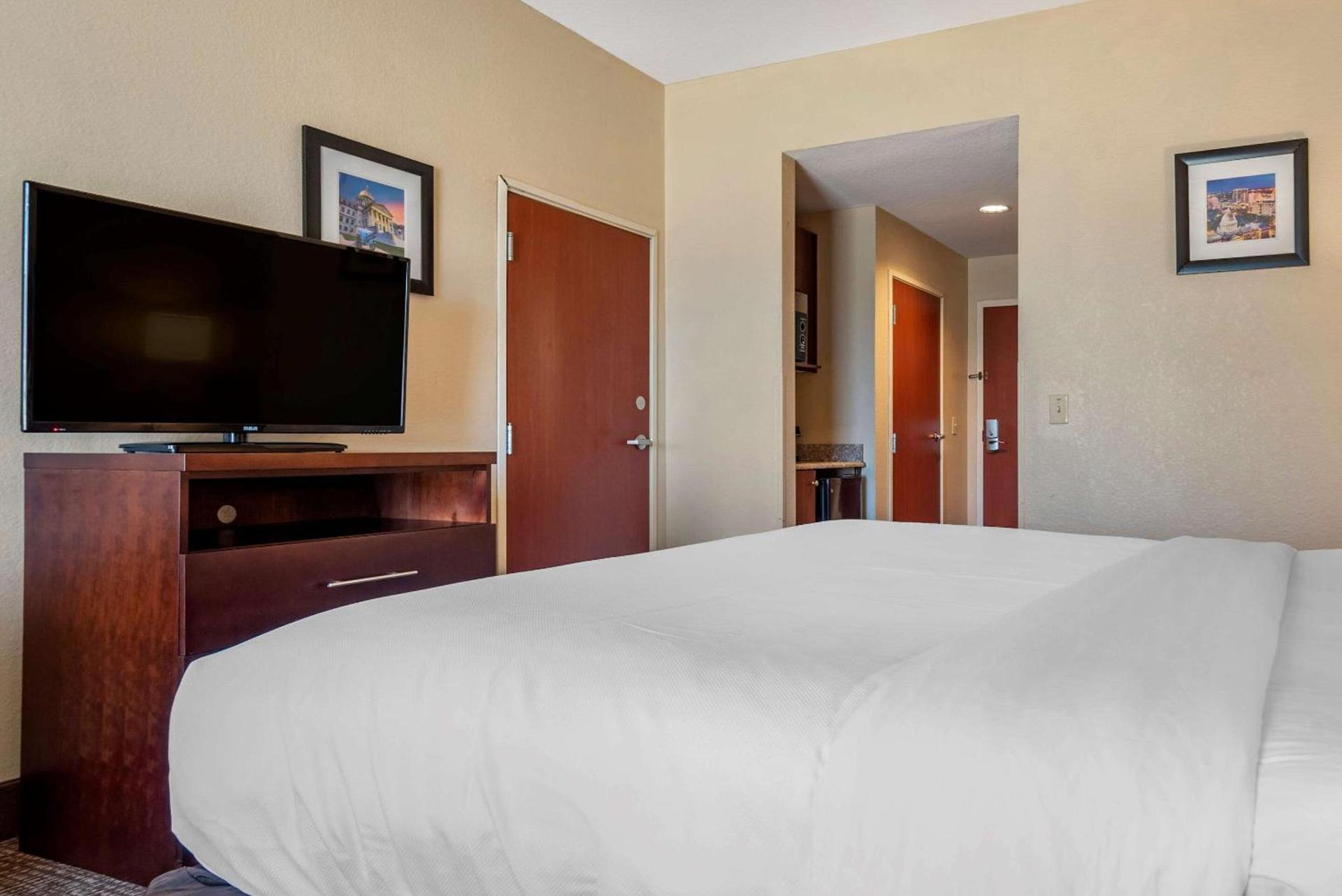 Comfort Inn & Suites Clinton - Jackson West photo 8